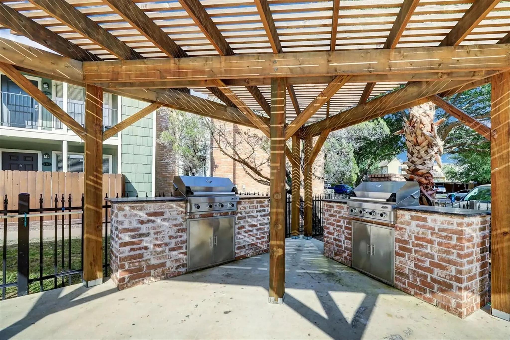 851 Threadneedle St # 215, Houston, TX 77079