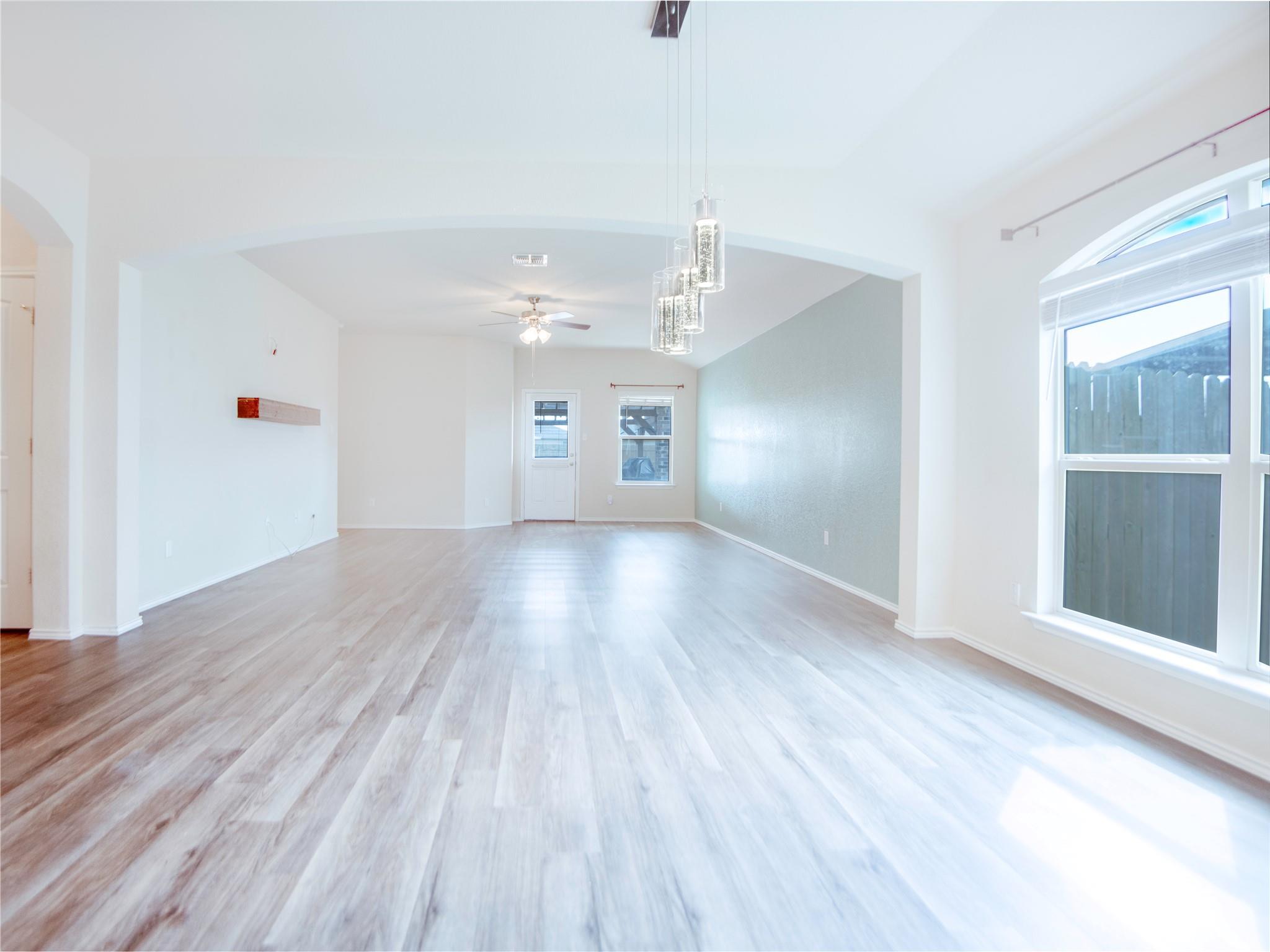 106 Reagor Dr, Taylor, TX 76574