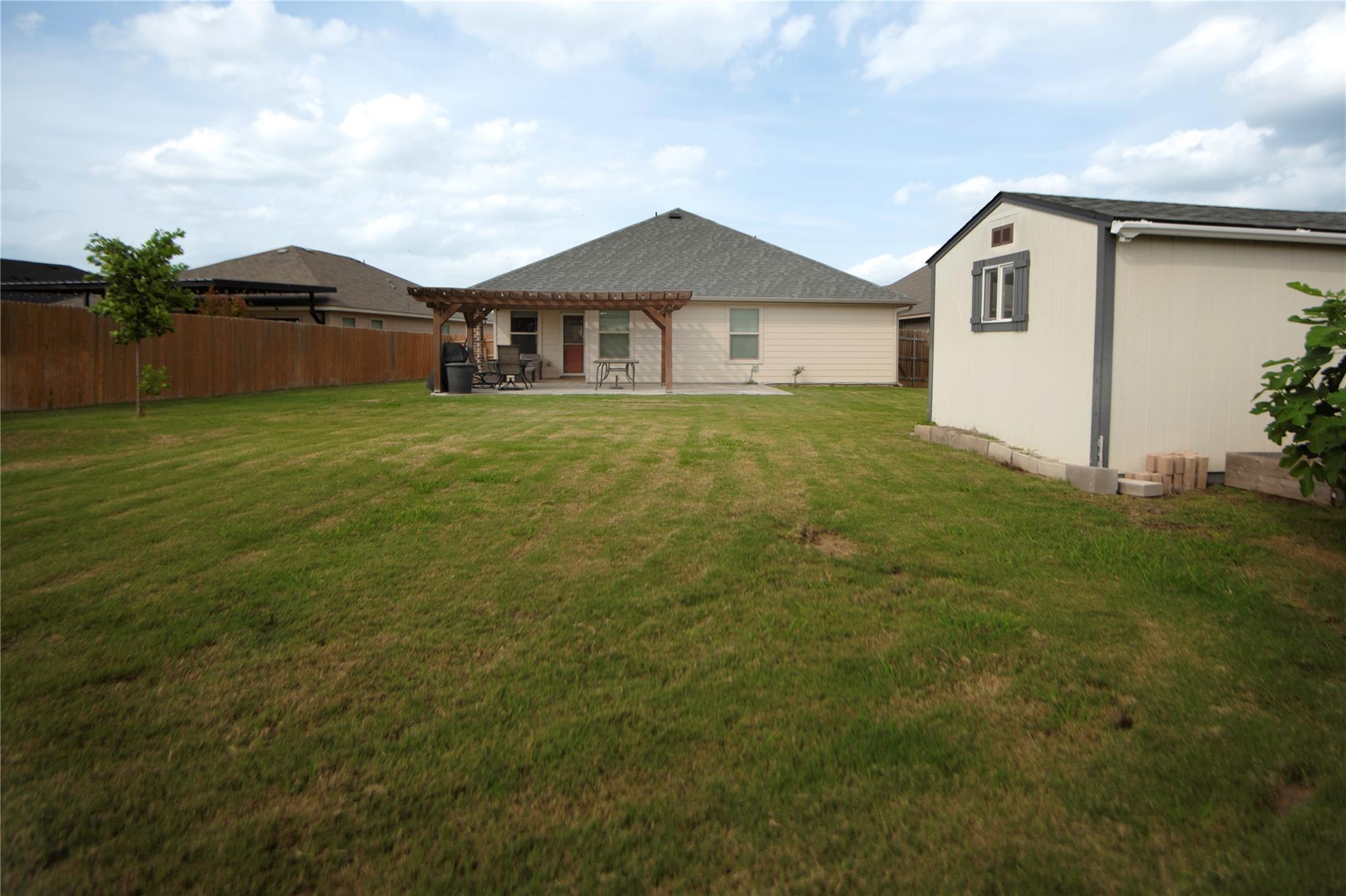 106 Reagor Dr, Taylor, TX 76574