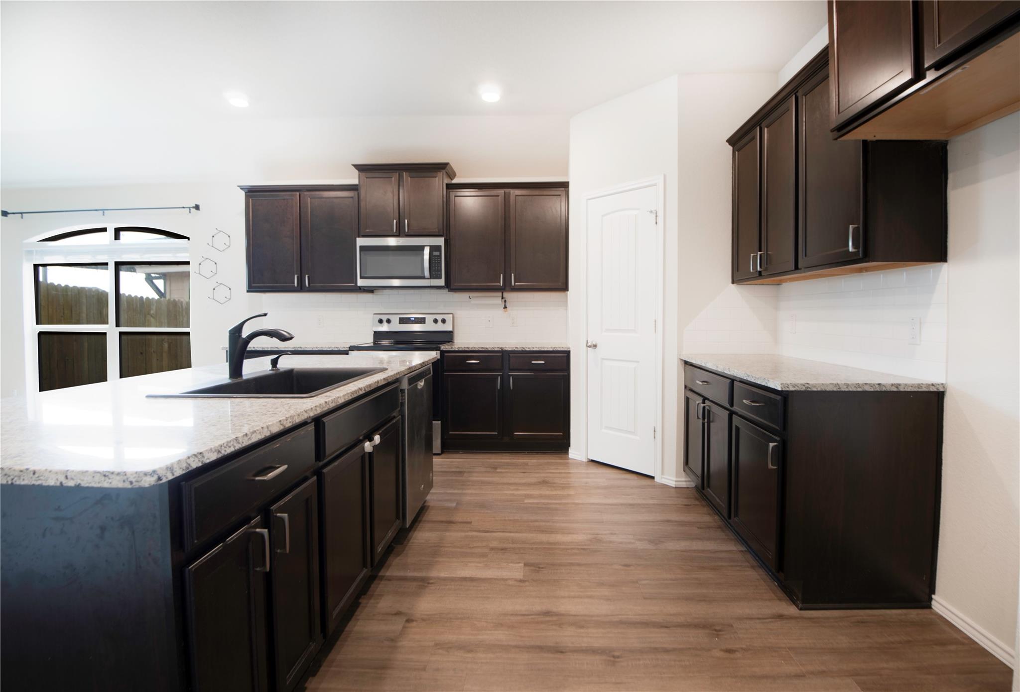 106 Reagor Dr, Taylor, TX 76574