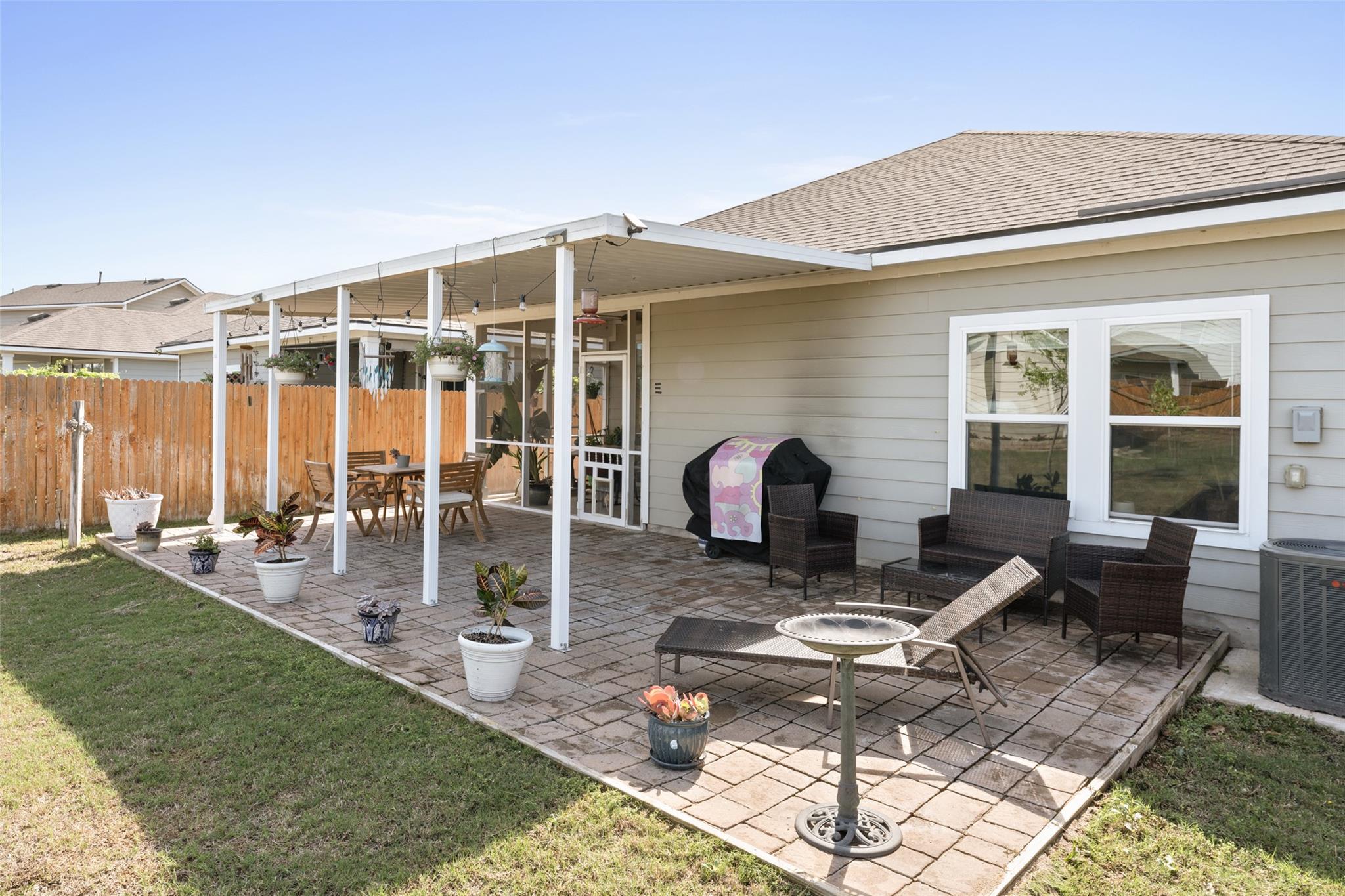 348 Lacey Oak Loop, San Marcos, TX 78666