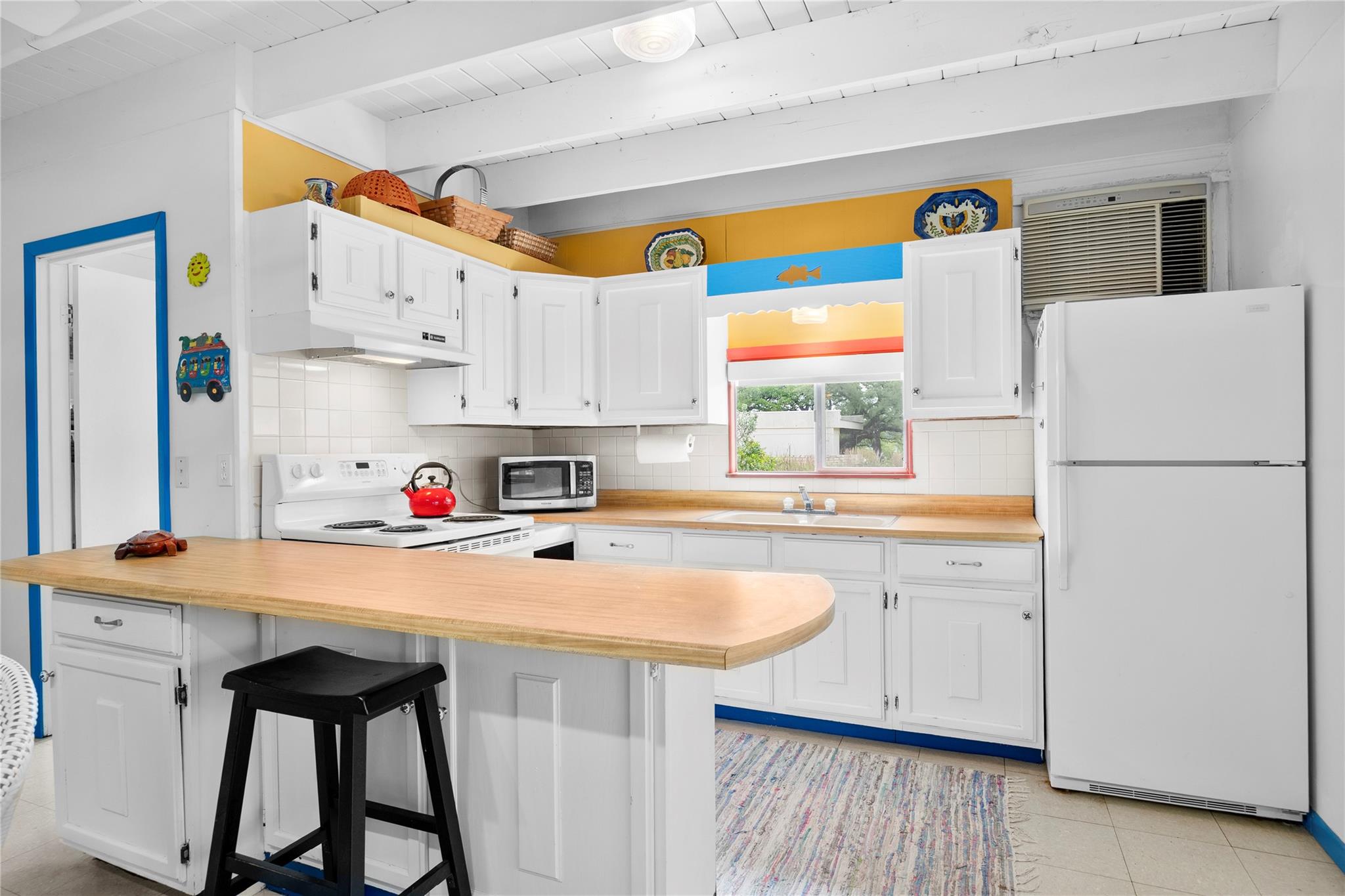 1131 Edgewater Dr, Spicewood, TX 78669