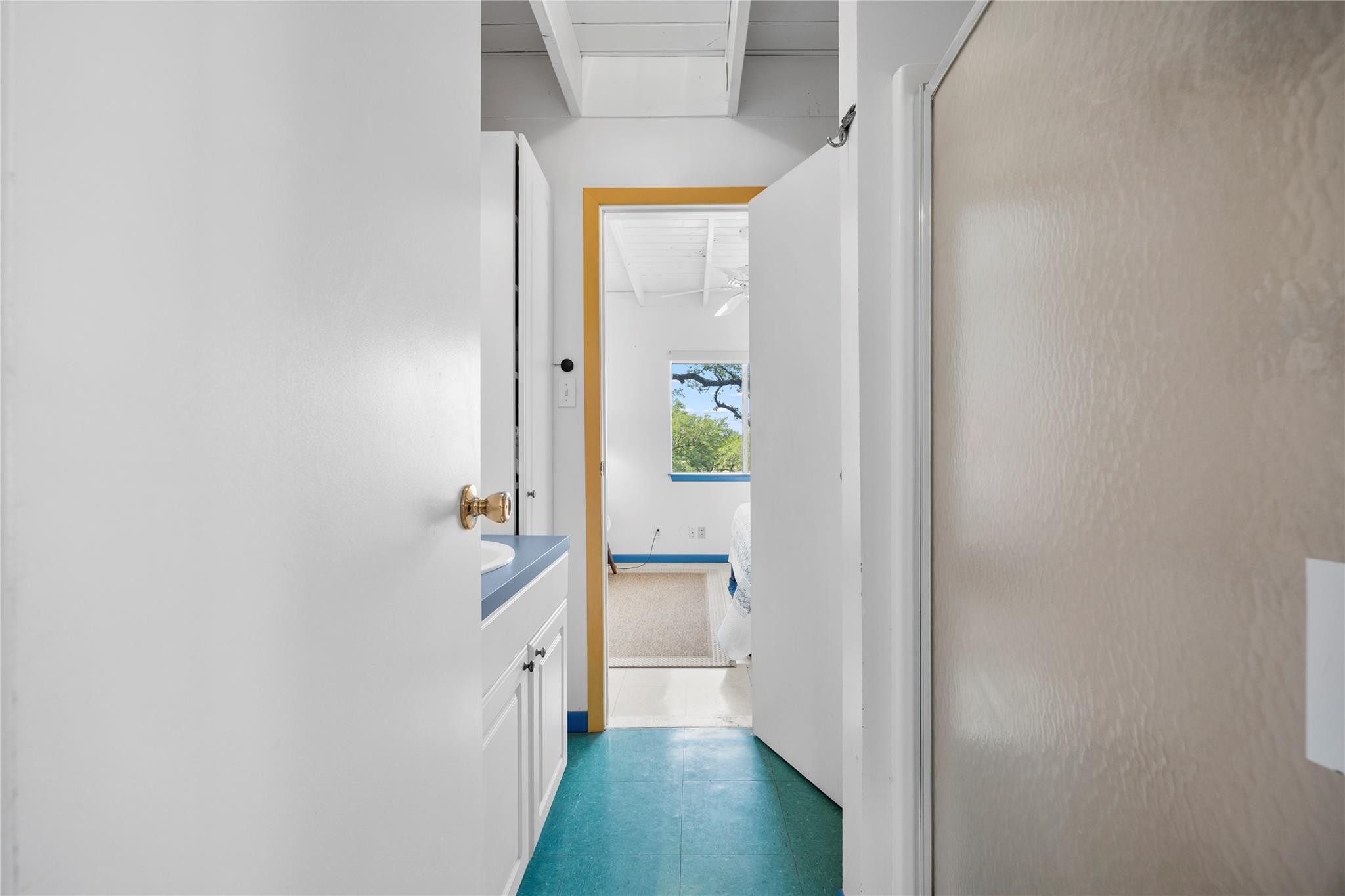 1131 Edgewater Dr, Spicewood, TX 78669