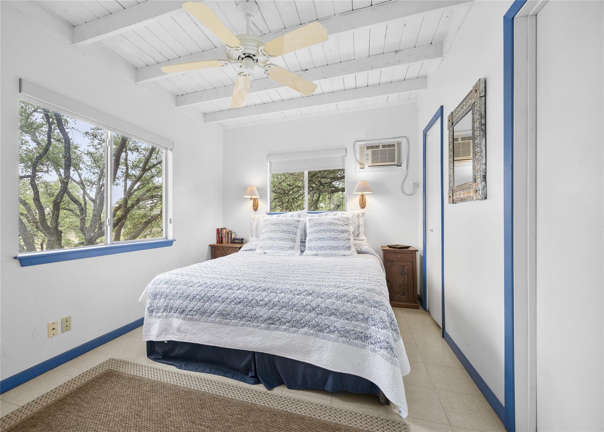 1131 Edgewater Dr, Spicewood, TX 78669