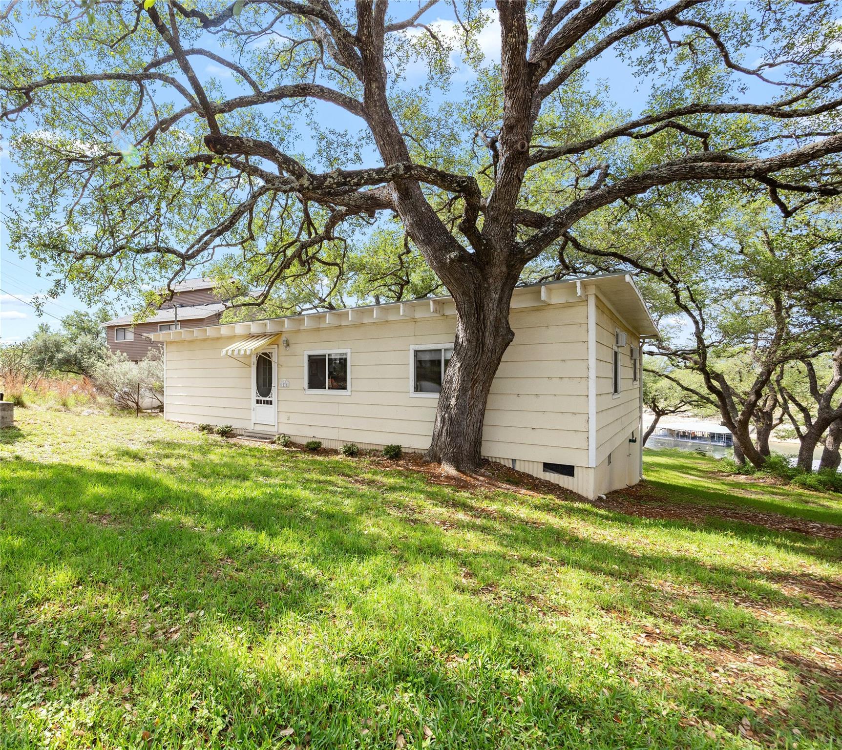 1131 Edgewater Dr, Spicewood, TX 78669