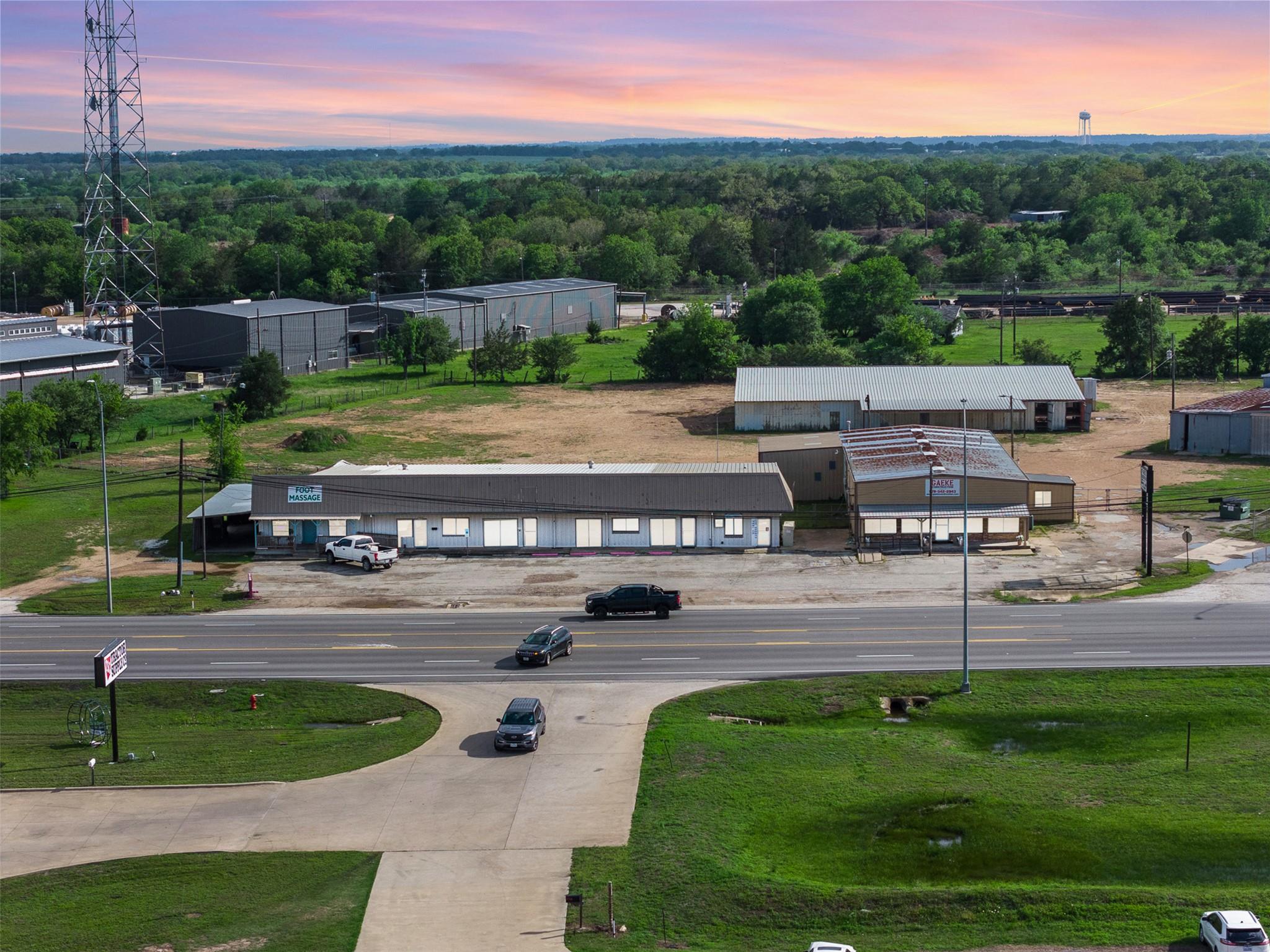 2910 E Austin St, Giddings, TX 78942