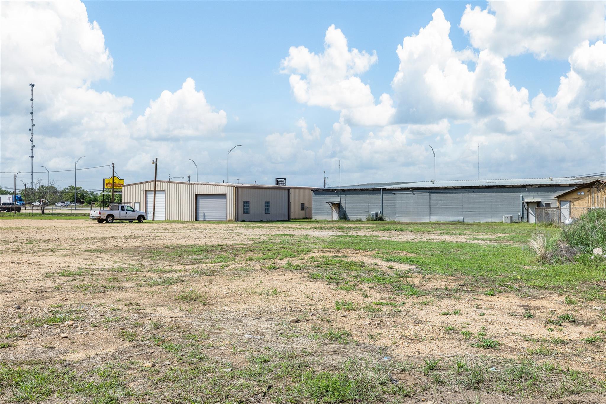 2910 E Austin St, Giddings, TX 78942