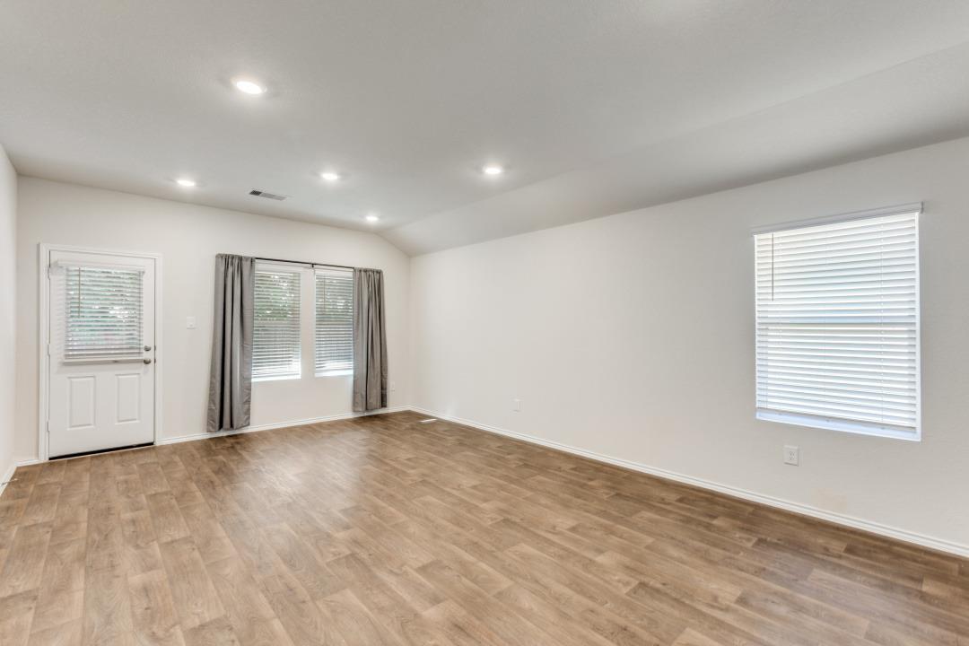 250 Granary Dr, Kyle, TX 78640