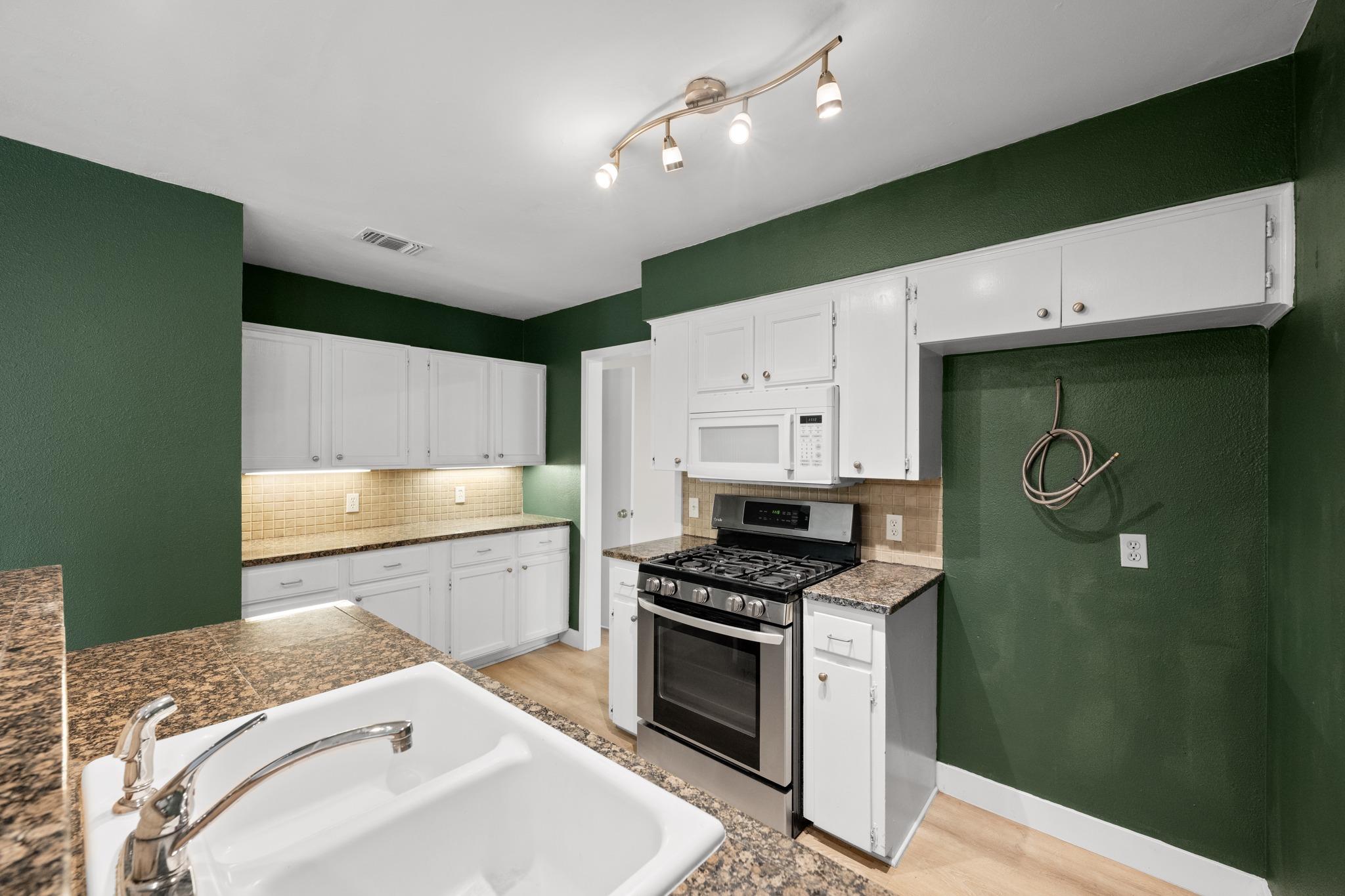 902 Emerald Wood Dr, Austin, TX 78745