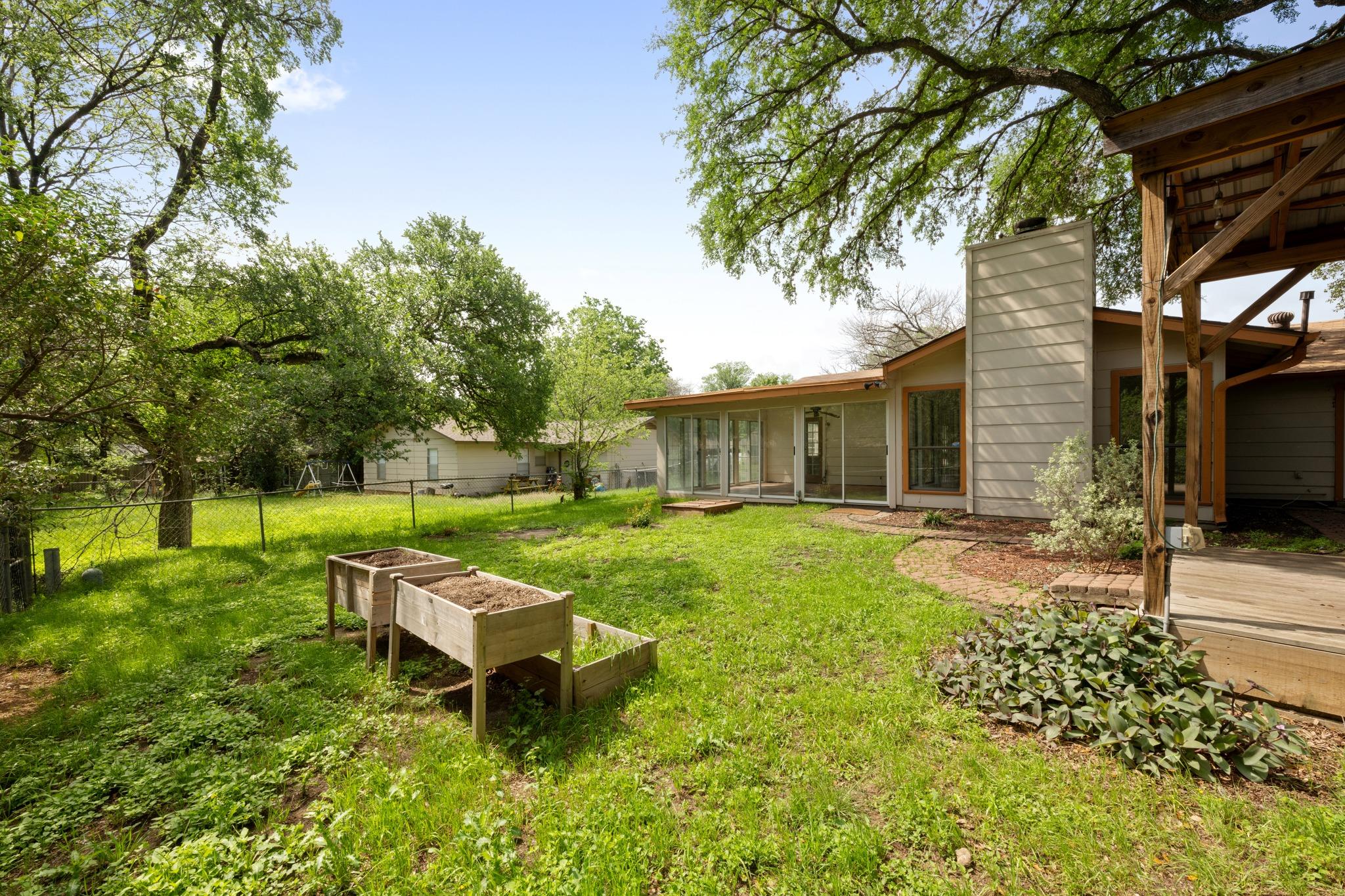 902 Emerald Wood Dr, Austin, TX 78745