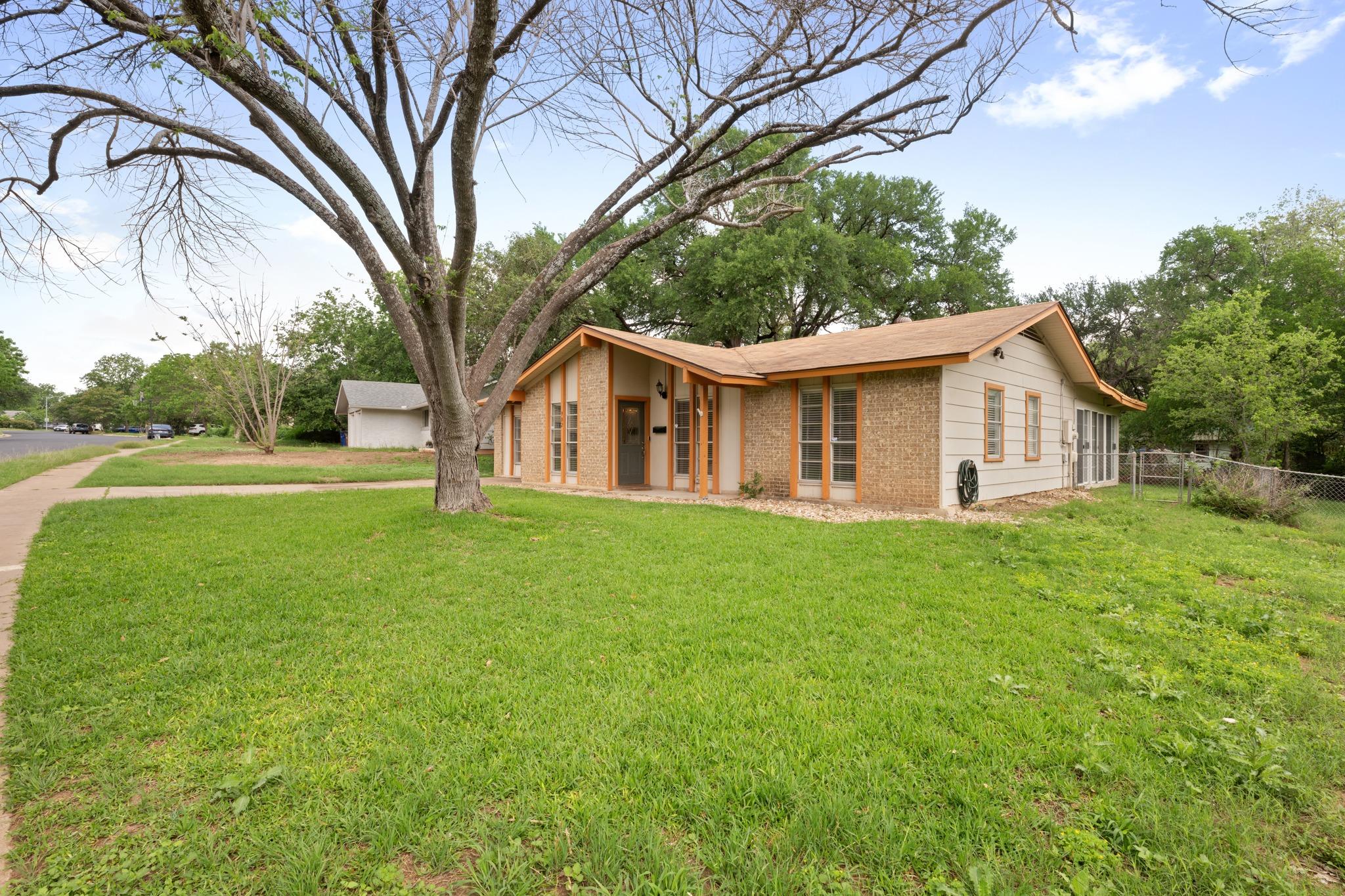 902 Emerald Wood Dr, Austin, TX 78745
