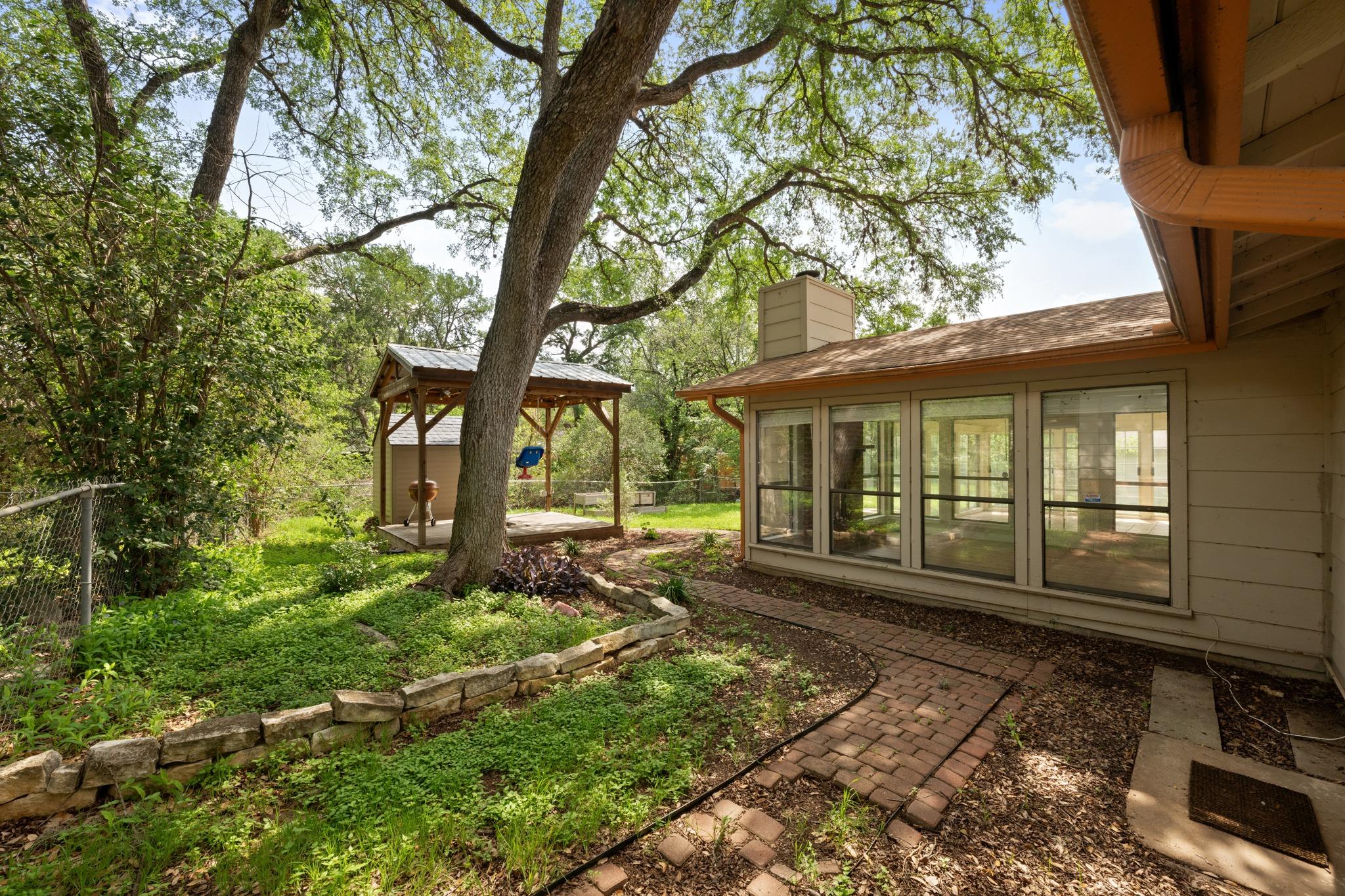 902 Emerald Wood Dr, Austin, TX 78745