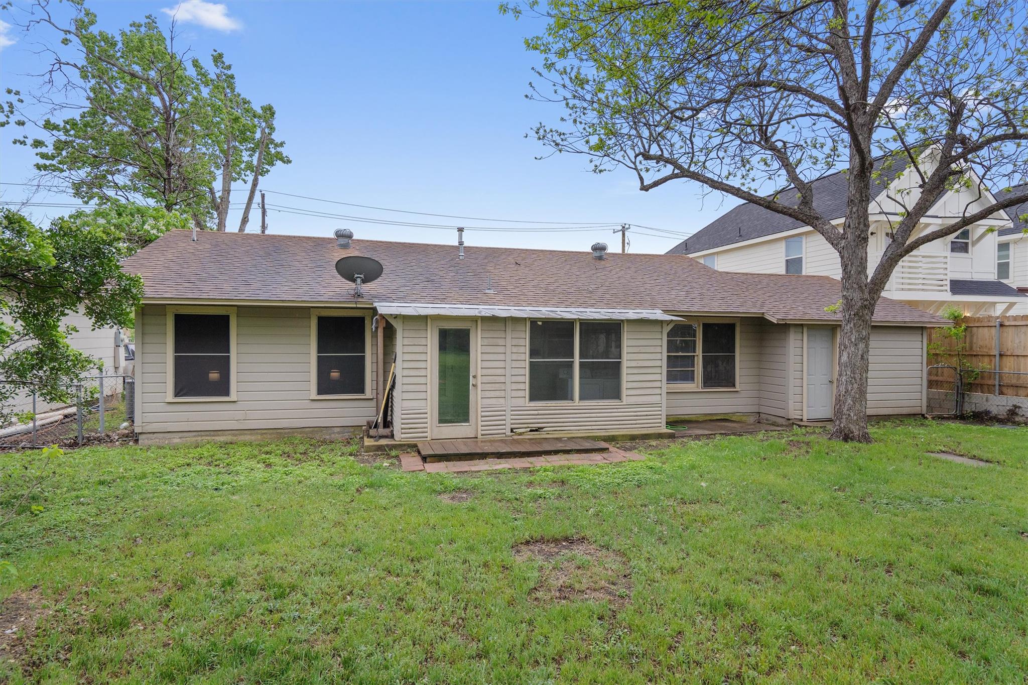 1908 W 2nd St, Taylor, TX 76574