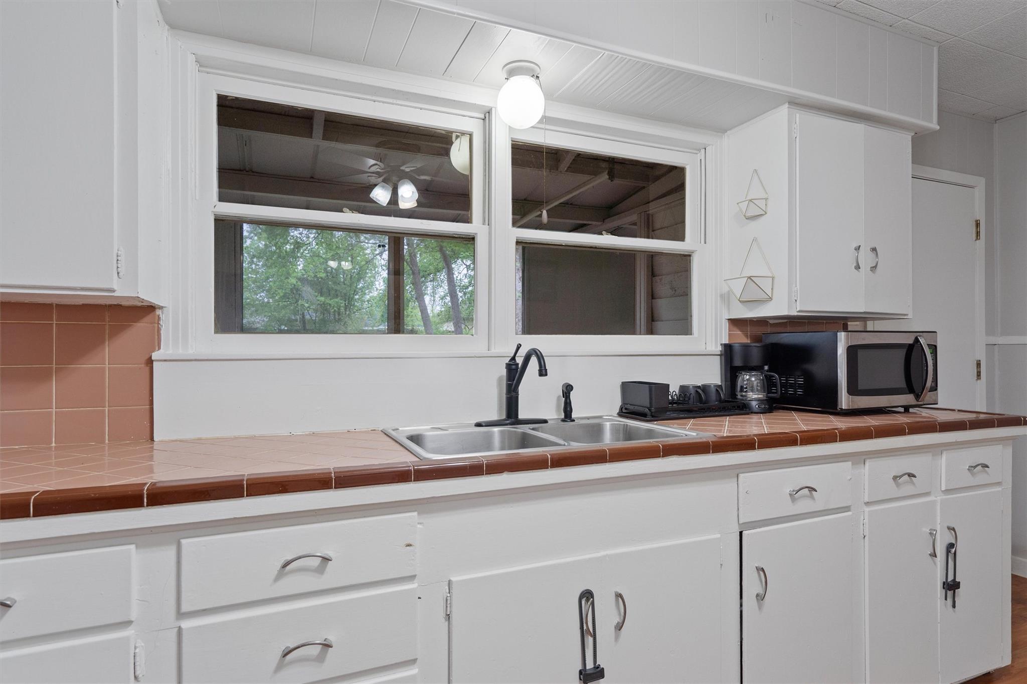 1908 W 2nd St, Taylor, TX 76574