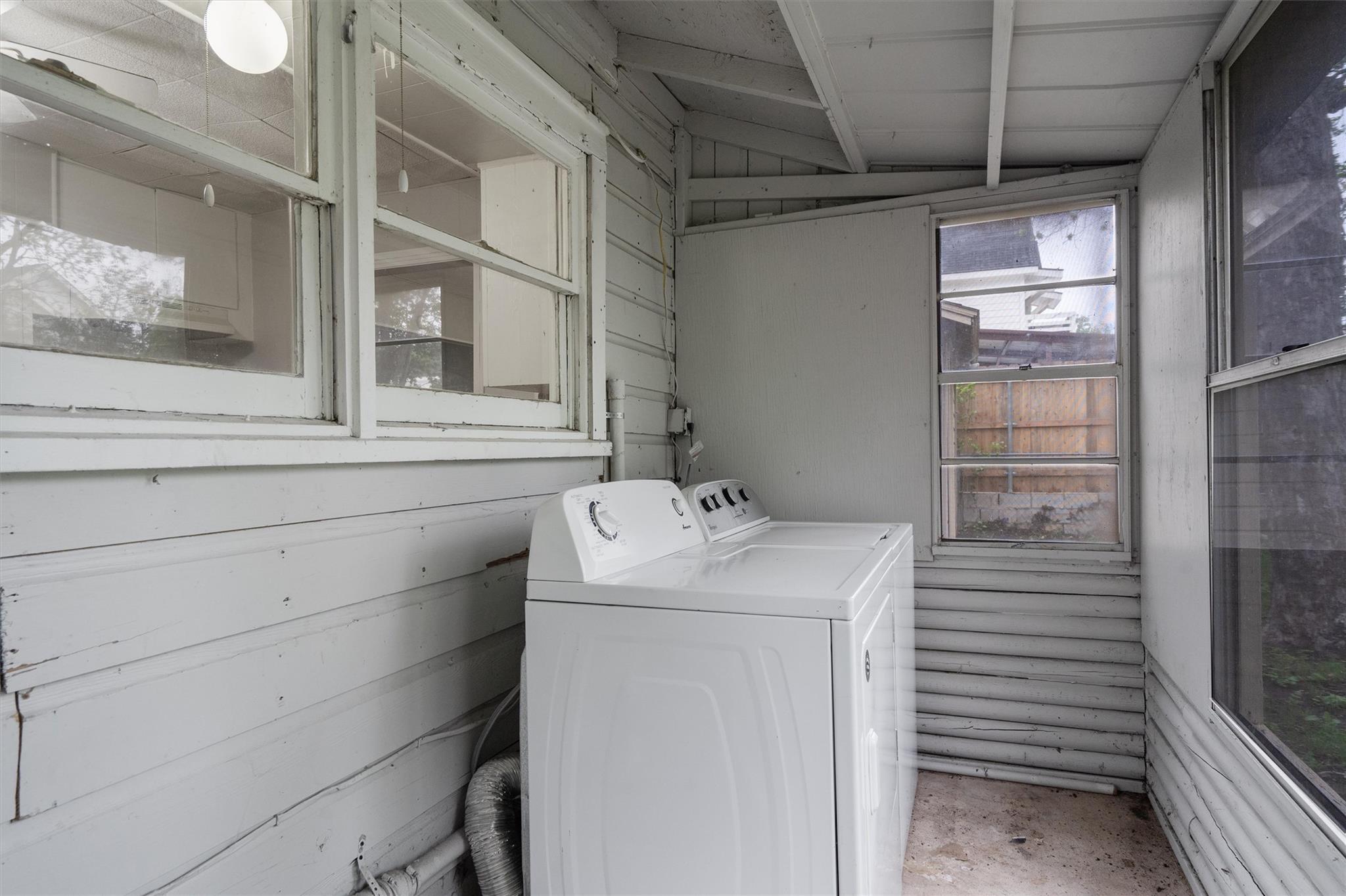 1908 W 2nd St, Taylor, TX 76574