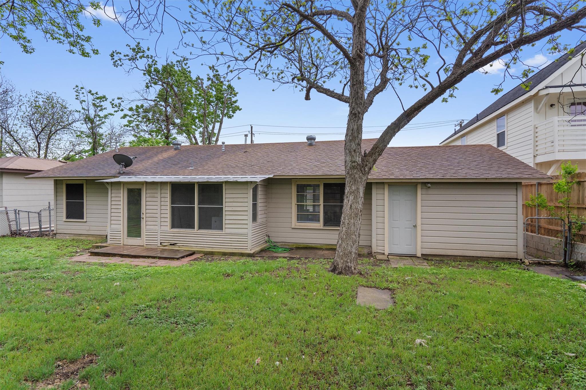 1908 W 2nd St, Taylor, TX 76574
