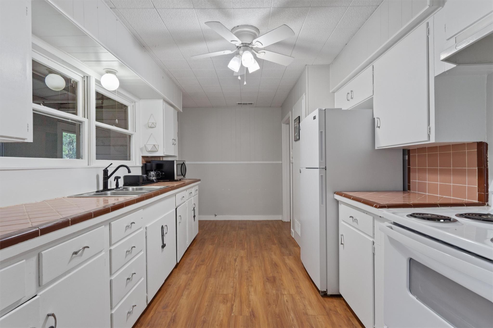 1908 W 2nd St, Taylor, TX 76574