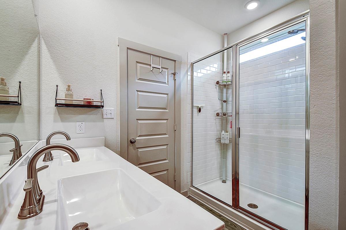 228 Greens Bayou Trl, Hutto, TX 78634