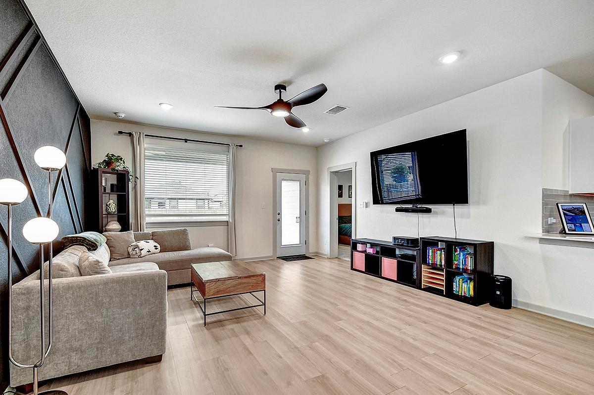 228 Greens Bayou Trl, Hutto, TX 78634