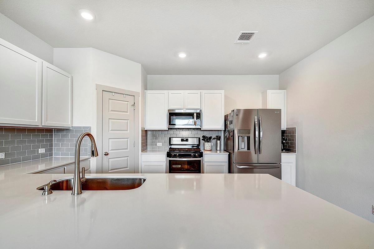 228 Greens Bayou Trl, Hutto, TX 78634