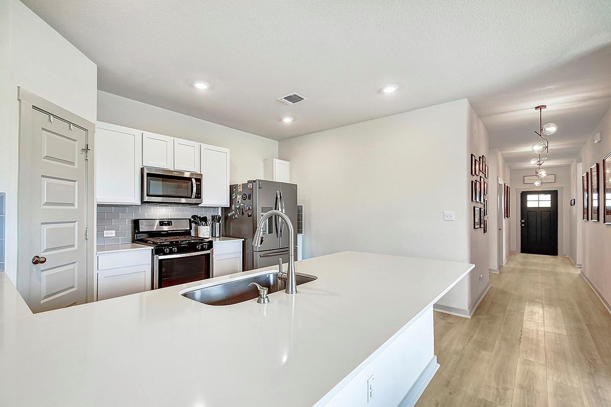 228 Greens Bayou Trl, Hutto, TX 78634