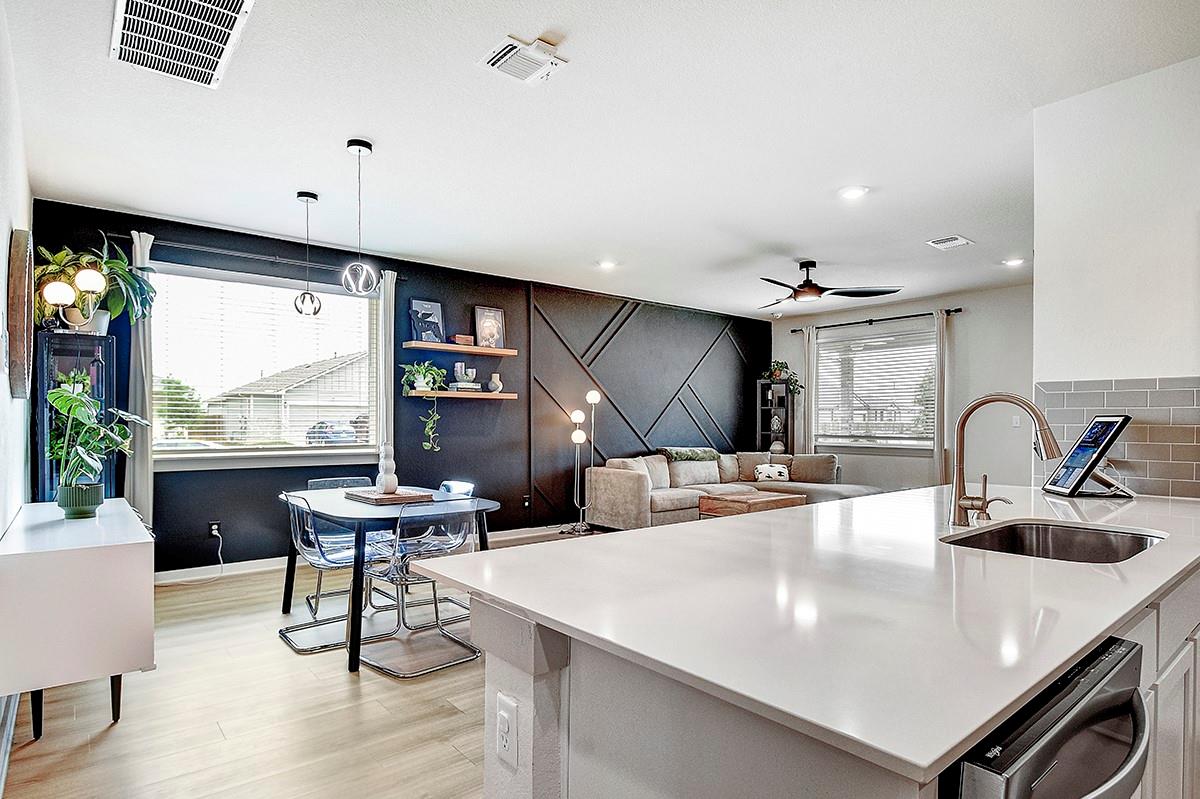 228 Greens Bayou Trl, Hutto, TX 78634