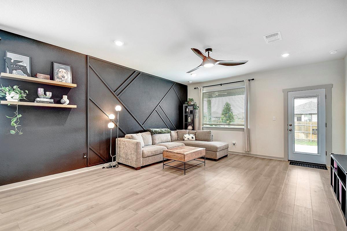 228 Greens Bayou Trl, Hutto, TX 78634