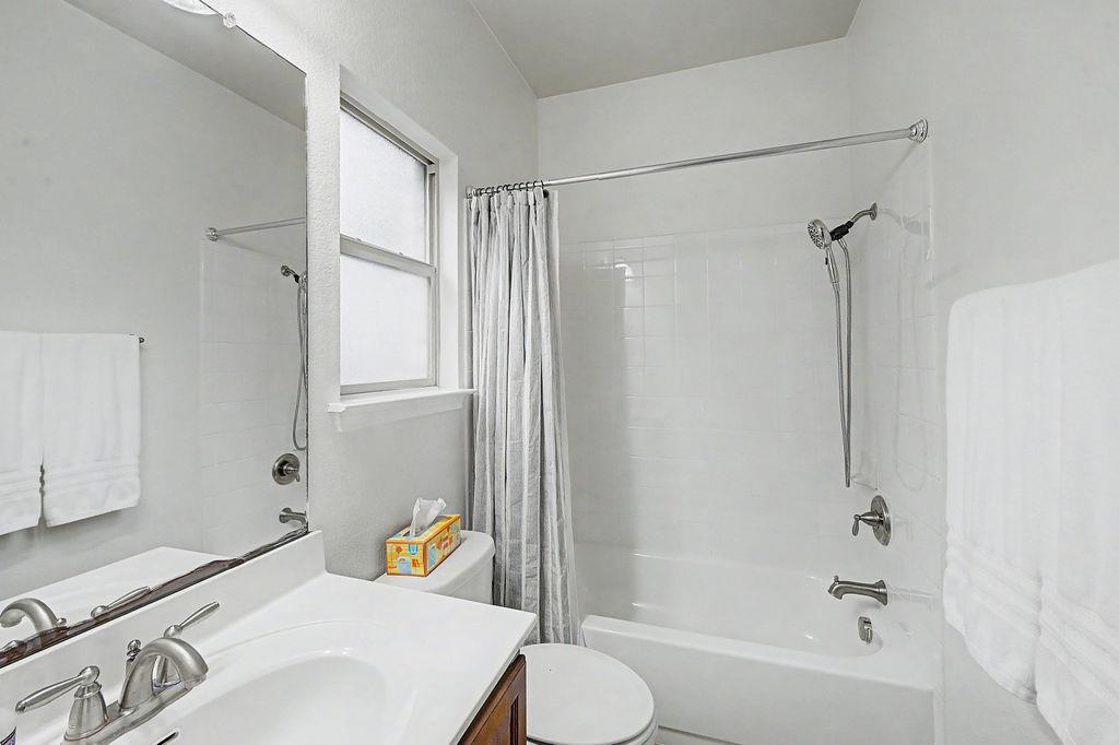 17804 Linkhill Dr, Dripping Springs, TX 78620