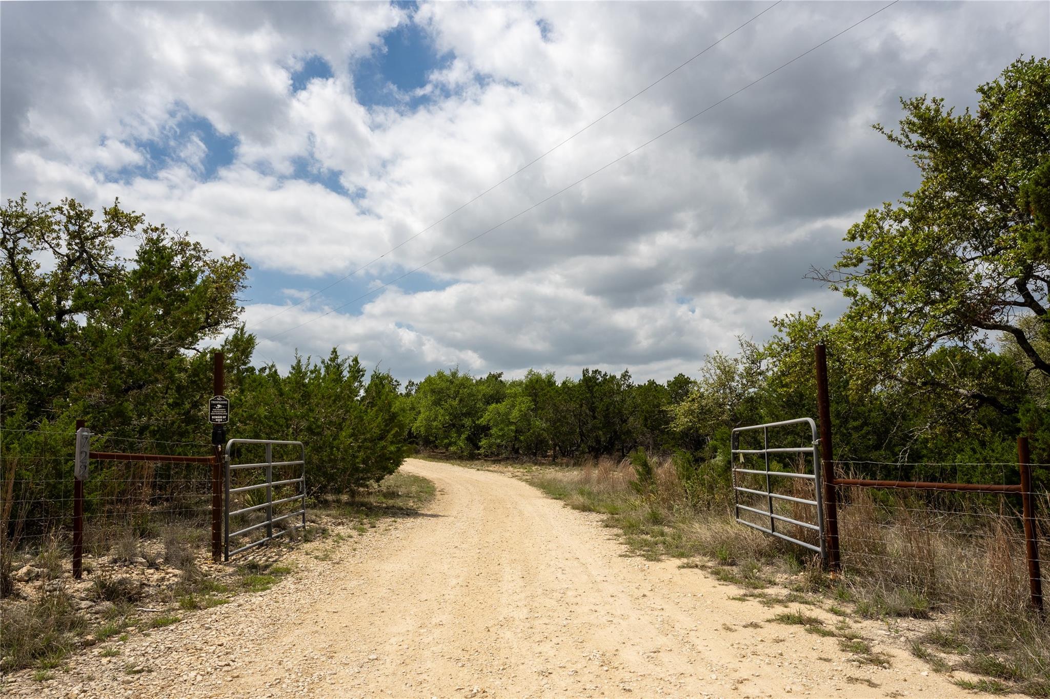 722 Wildwood Ln, Johnson City, TX 78636