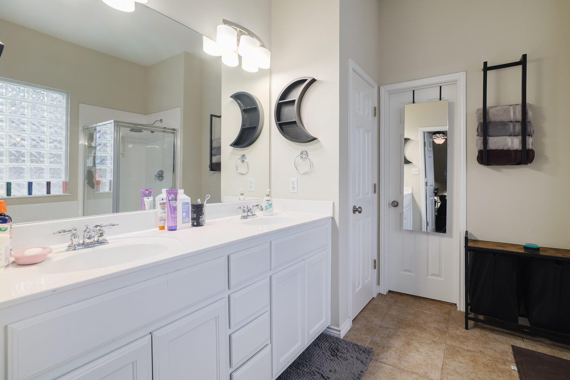 9212 Pioneer Forest Dr, Austin, TX 78744