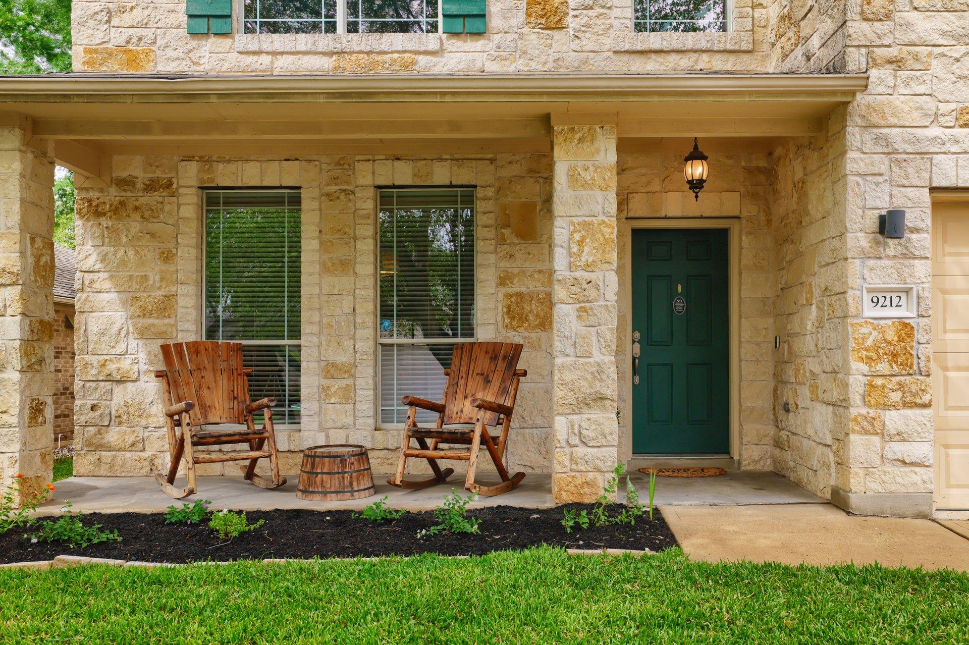 9212 Pioneer Forest Dr, Austin, TX 78744