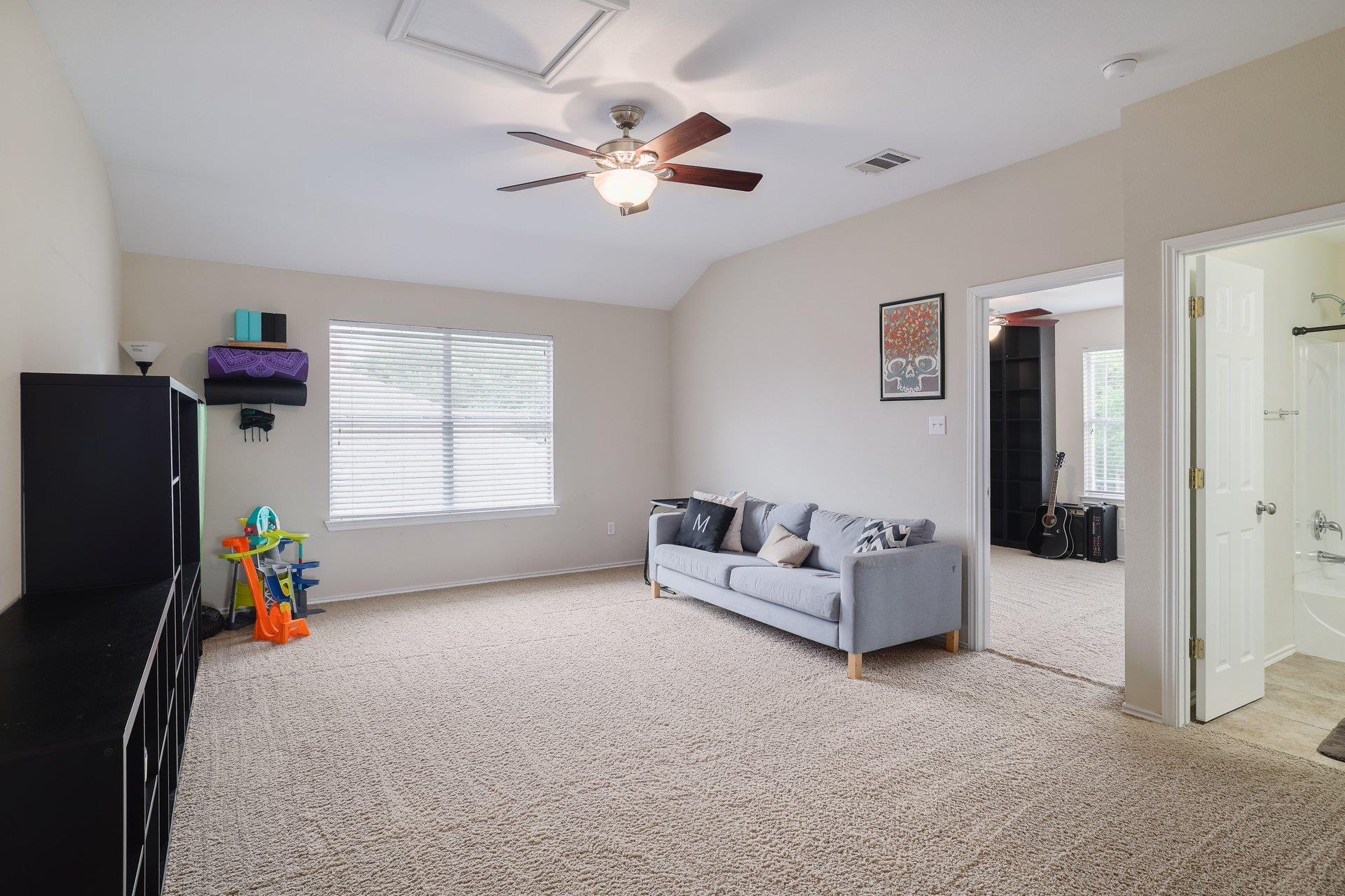 9212 Pioneer Forest Dr, Austin, TX 78744