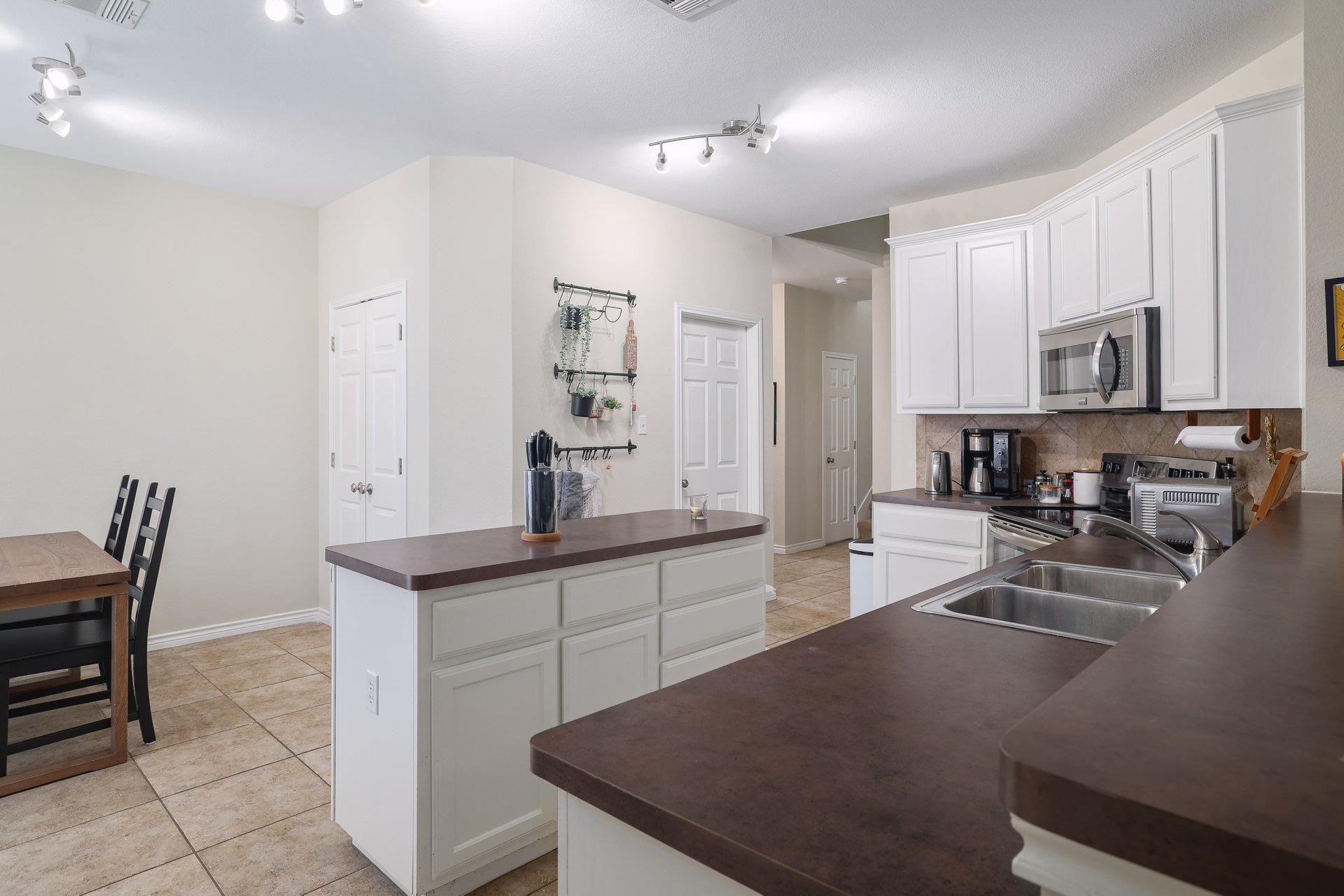 9212 Pioneer Forest Dr, Austin, TX 78744