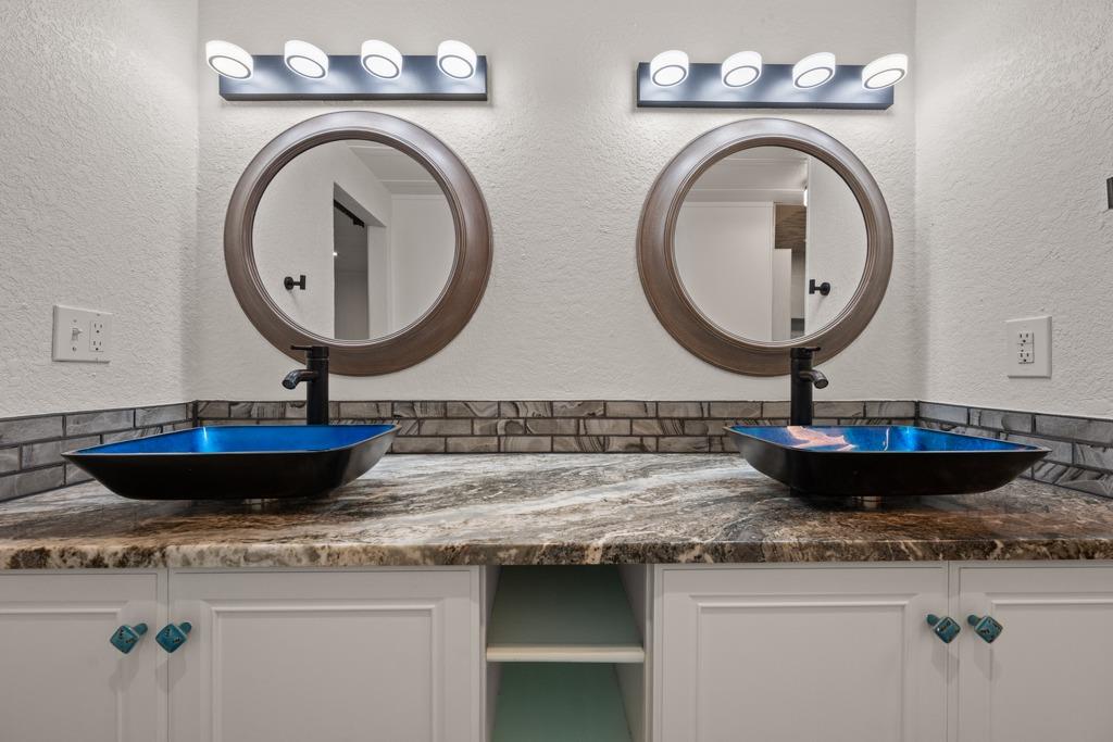 1169 W US Highway 290, Johnson City, TX 78636