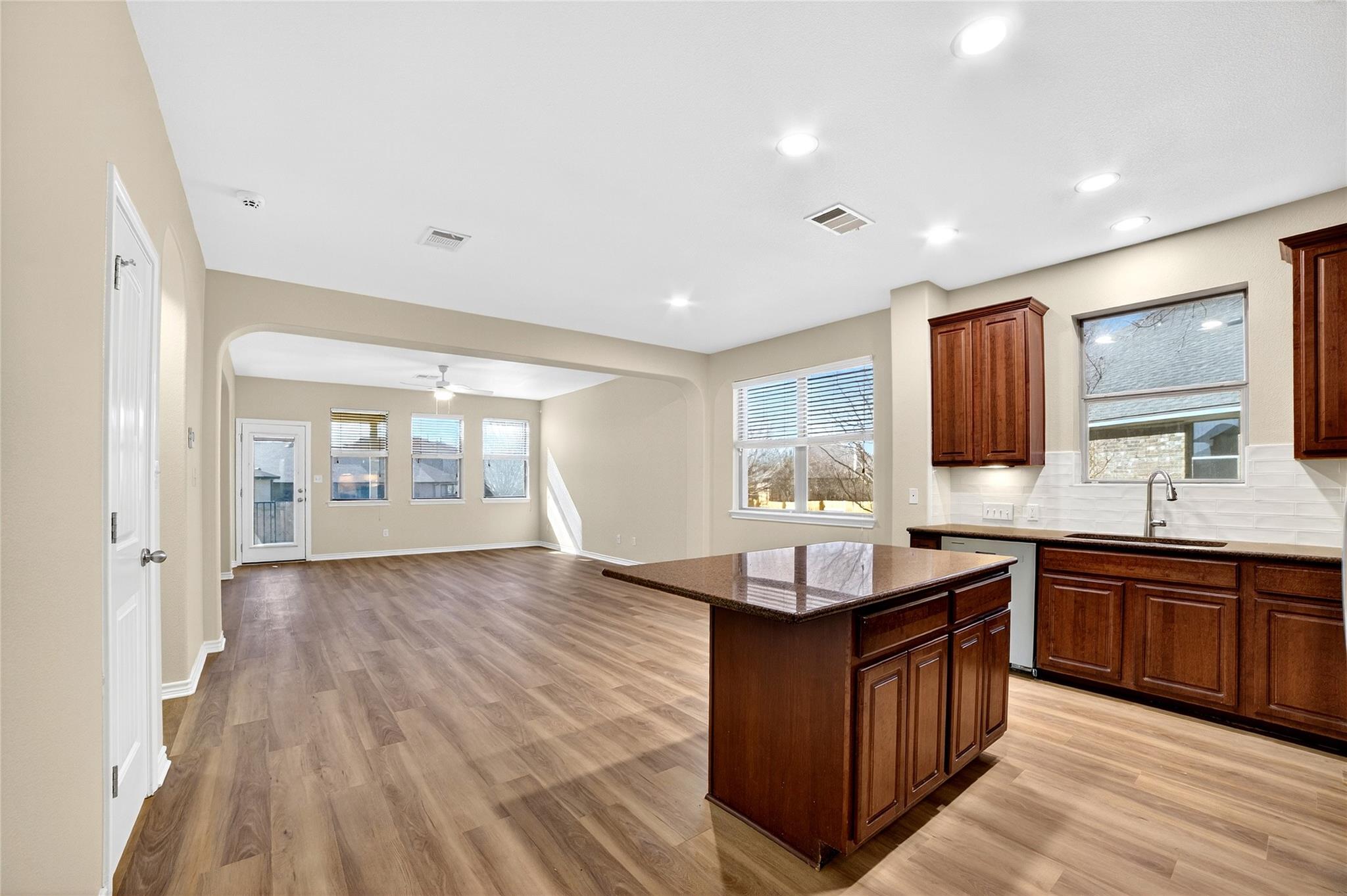 1090 Sussex Way, Round Rock, TX 78665