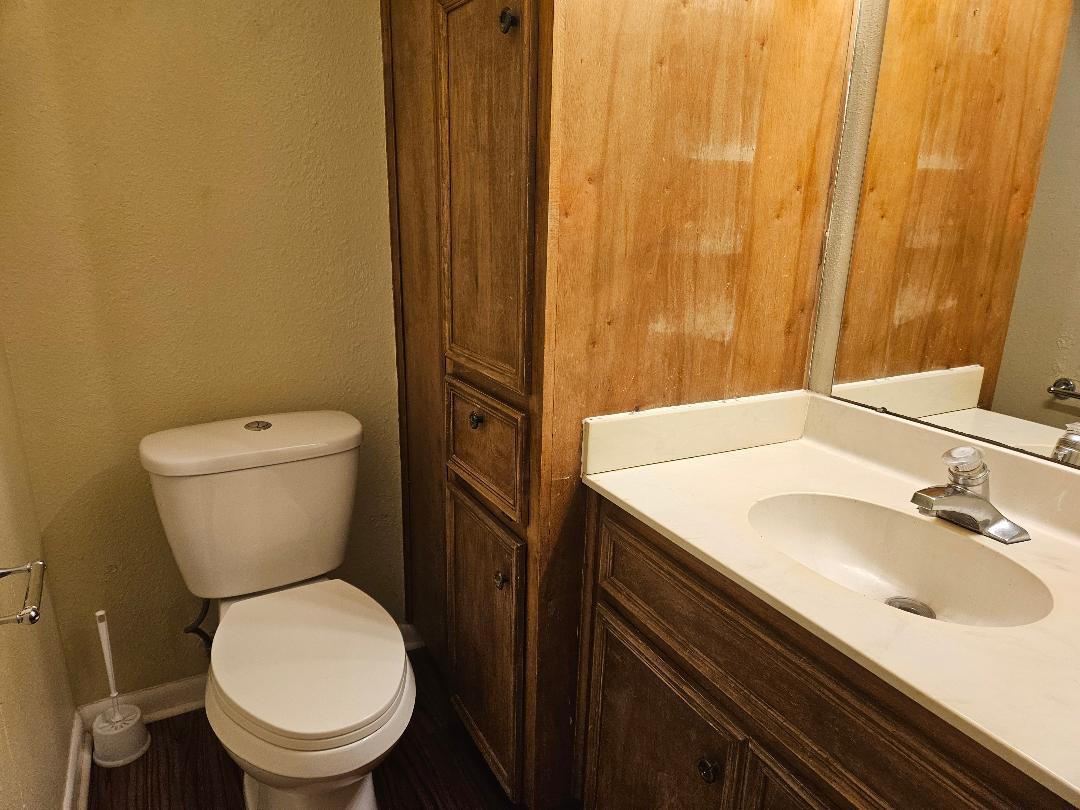 16 N Avenue A # B, Elgin, TX 78621