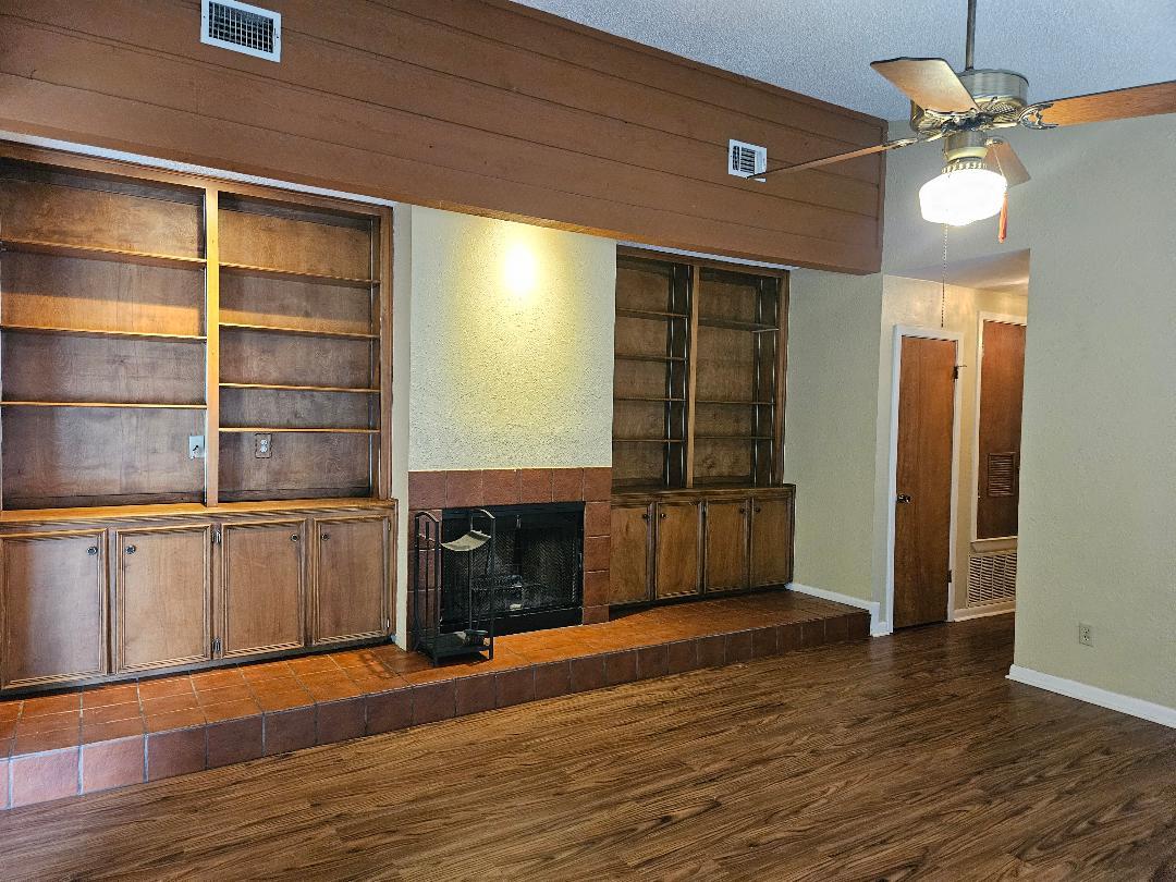 16 N Avenue A # B, Elgin, TX 78621