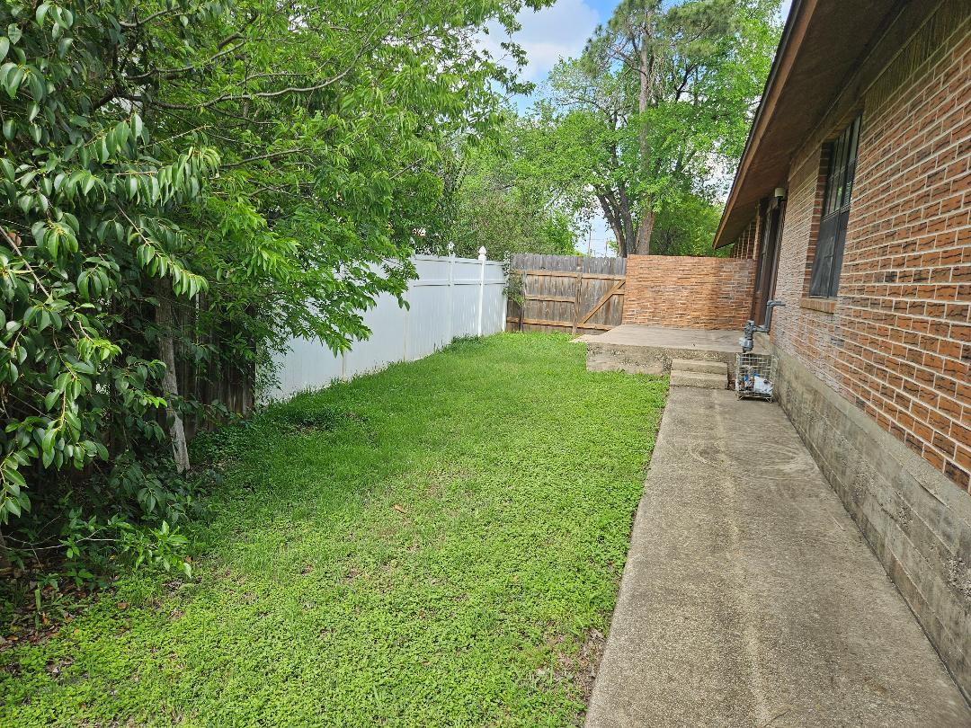 16 N Avenue A # B, Elgin, TX 78621