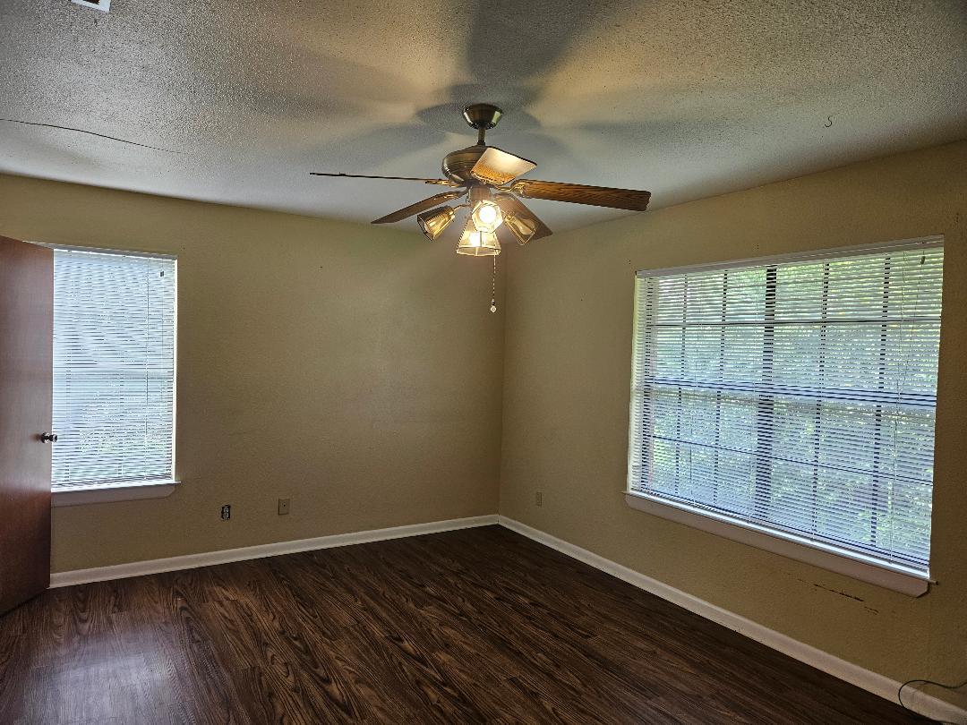 16 N Avenue A # B, Elgin, TX 78621