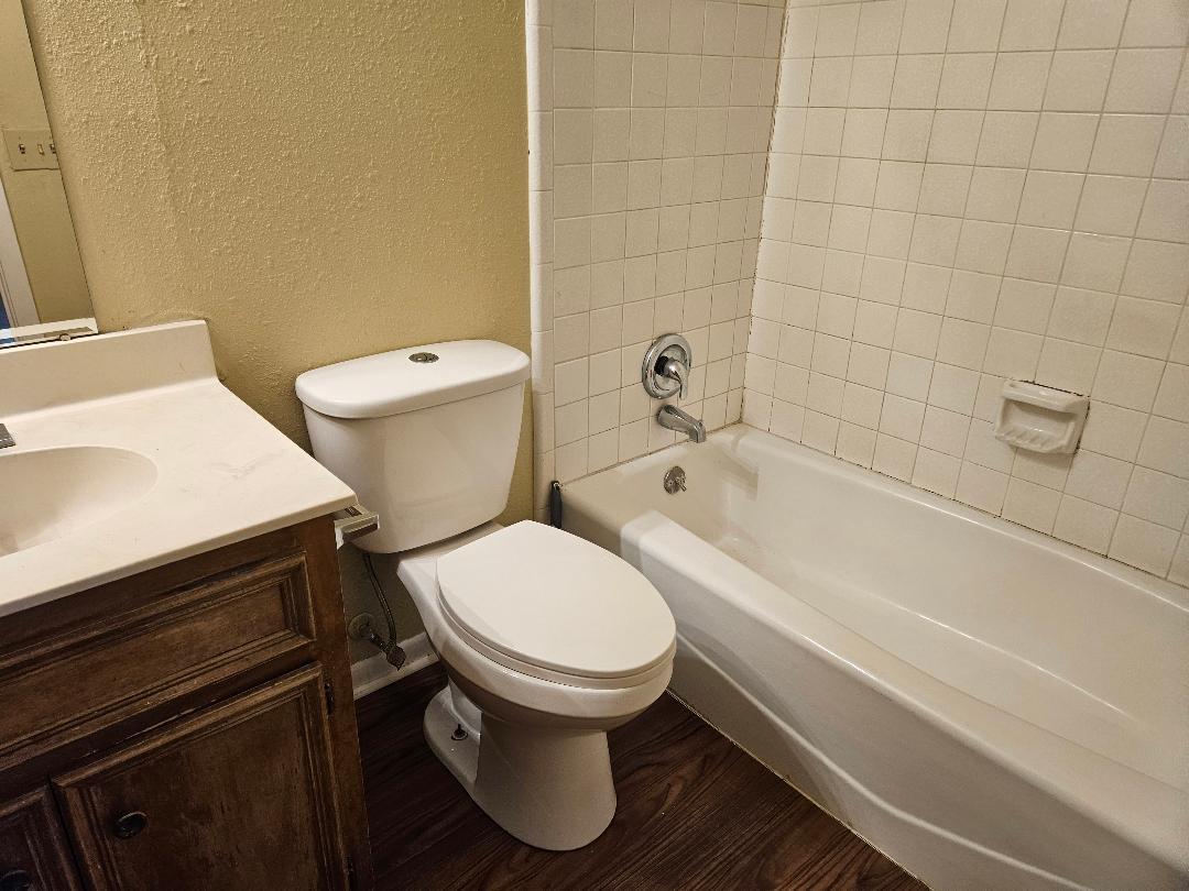 16 N Avenue A # B, Elgin, TX 78621