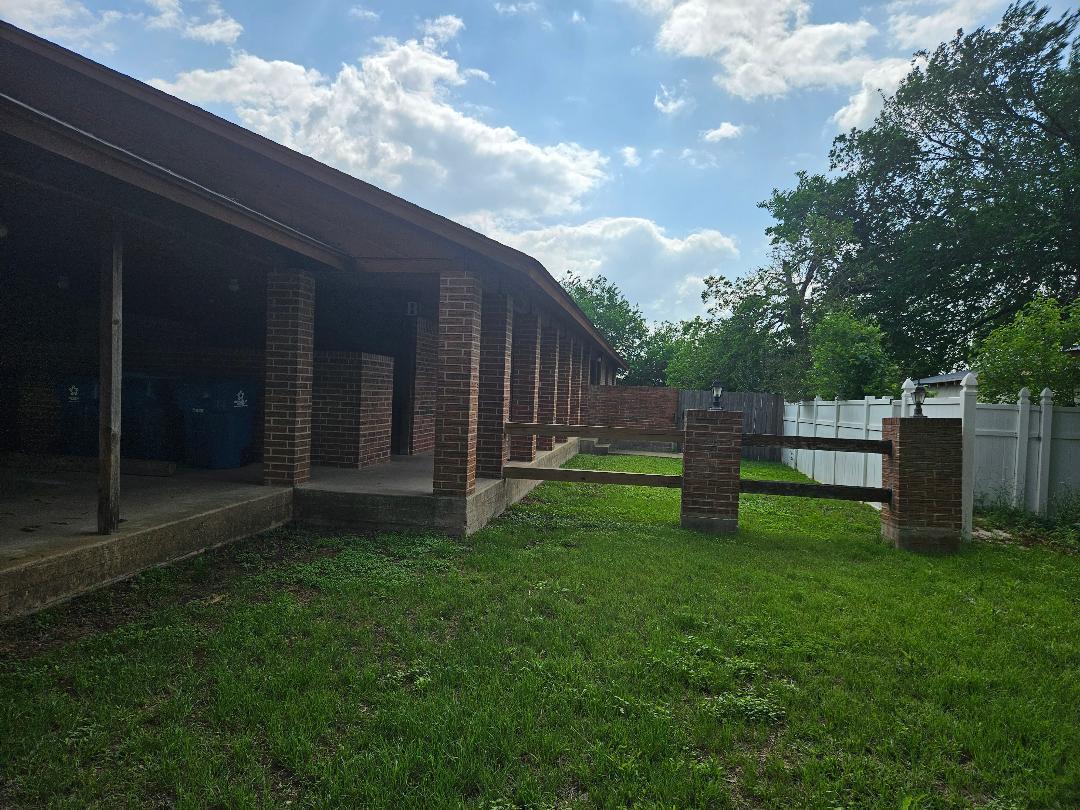 16 N Avenue A # B, Elgin, TX 78621