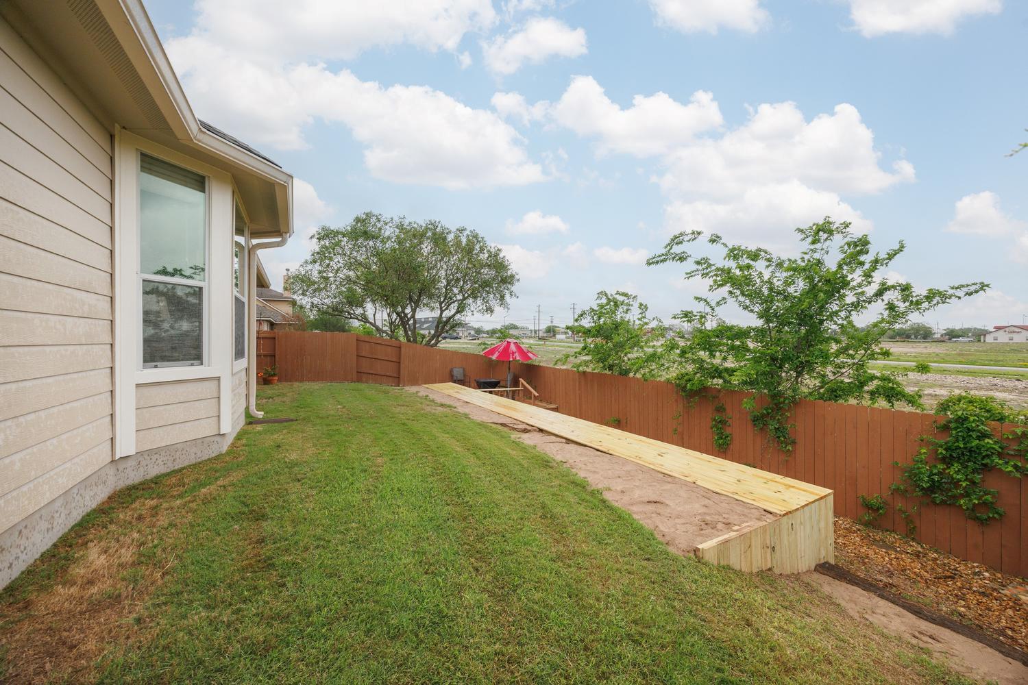 208 Birch Dr, Kyle, TX 78640