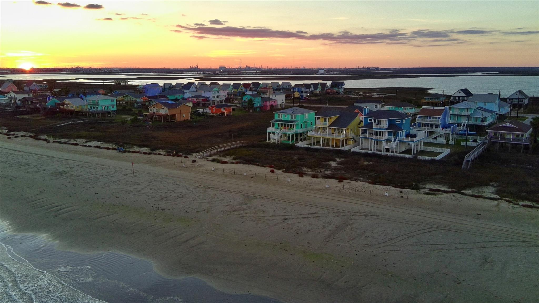 107 Mar Vista Ct, Freeport, TX 77541