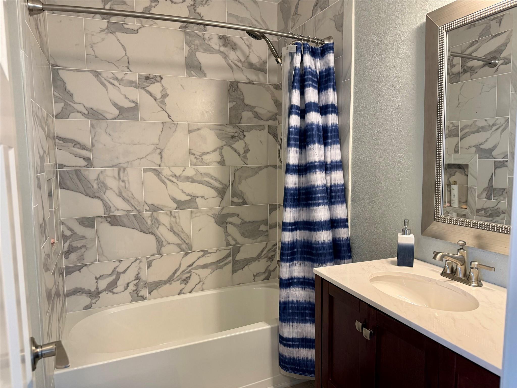 107 Mar Vista Ct, Freeport, TX 77541