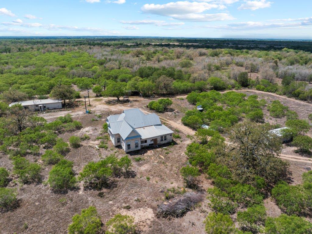 2124 Bugtussle Ln, Luling, TX 78648