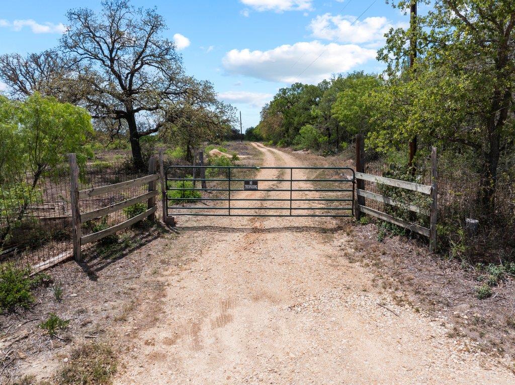 2124 Bugtussle Ln, Luling, TX 78648