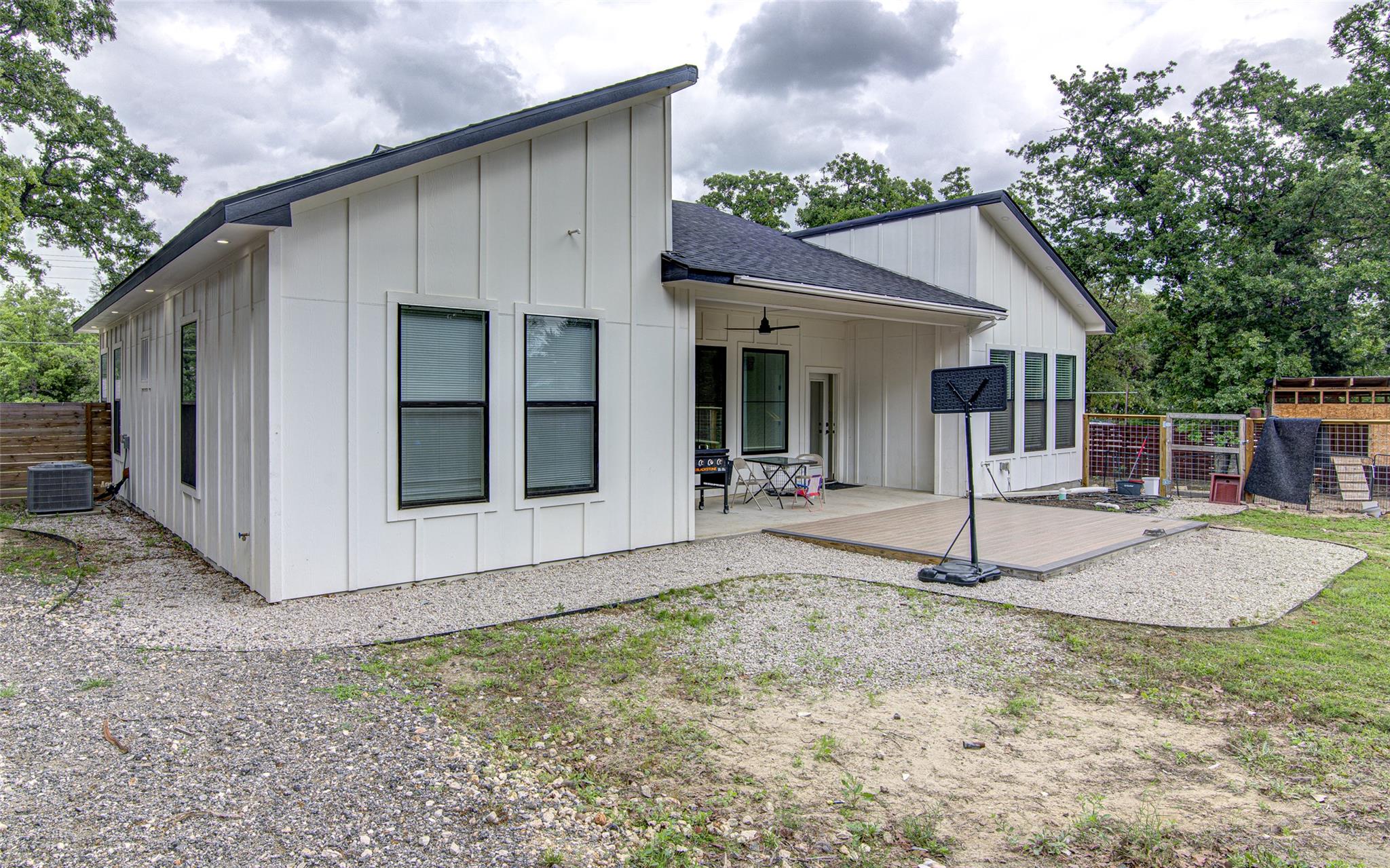 165 La Selva Dr, Elgin, TX 78621