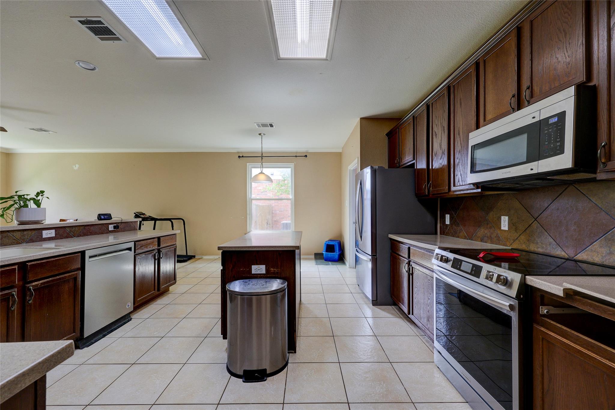 109 Floating Leaf Dr, Hutto, TX 78634