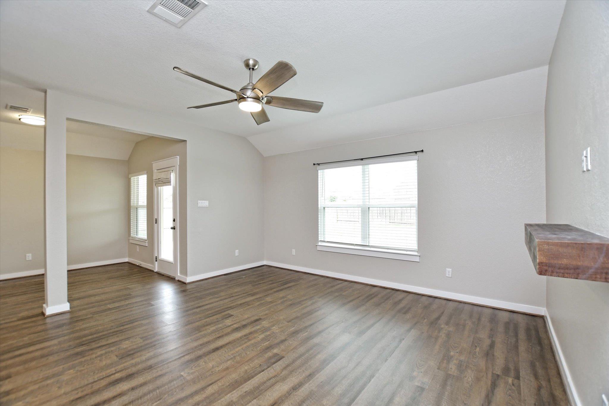 201 Pearland St, Hutto, TX 78634