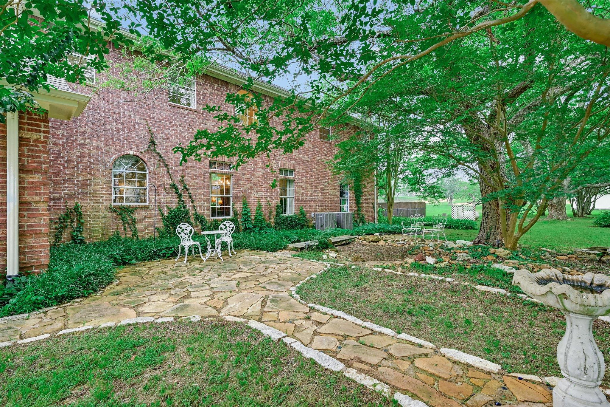 220 2 Mile Ln, Smithville, TX 78957